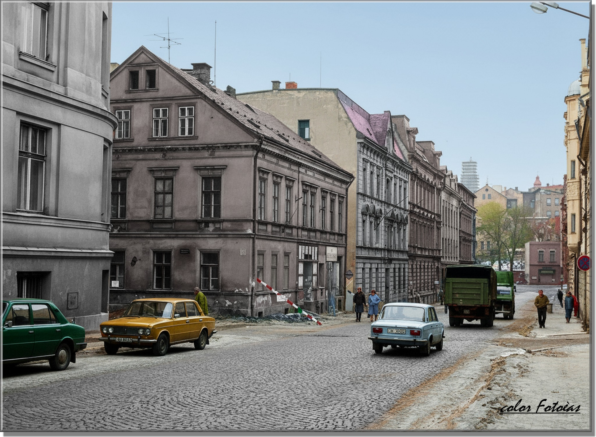 Najdi rozdíly na krásách Gebirgstrasse první republiky a Gottwaldovou ulicí z dob socialistických, je-li to vůbec možné... Jinak hospoda "U Džbánu" a mlékárna na Gottwaldovce na této fotografii těsně před demolicí..😄  color Fotočas Mirek