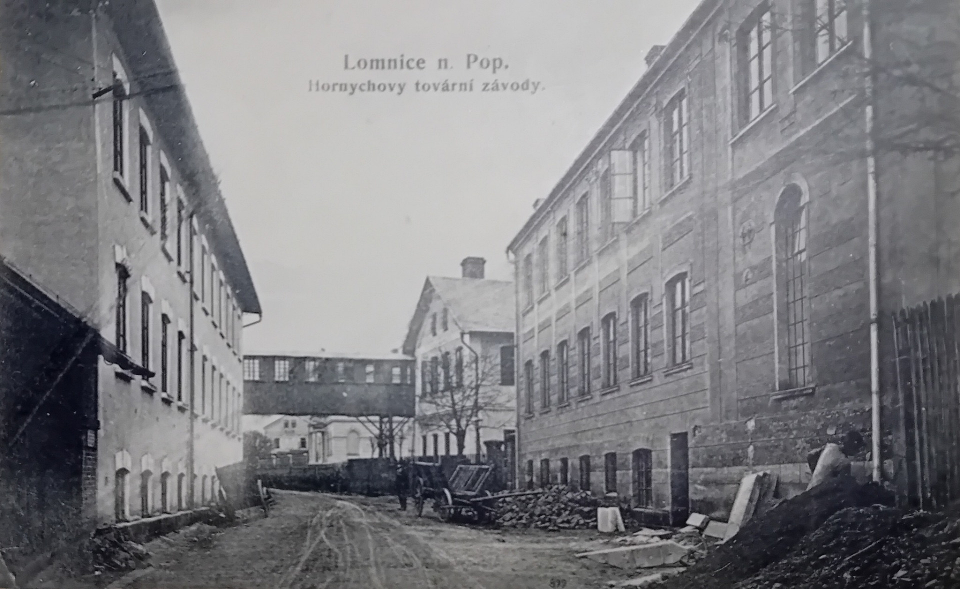 Lomnice nad Popelkou v běhu času ... Ignác Hornych ve šlépějích svého otce zde vybudoval největší továrnu na tkalcovské potřeby v předválečné Československé republice ... o tom , že prosperovala tehdy ve velké míře svědčí i to , že své výrobky úspěšně vyvážela i do zámoří ... dnes zde sídlí Elitex ... ⏳🦌🖐 ( autor příspěvku Bohumil Přikryl )