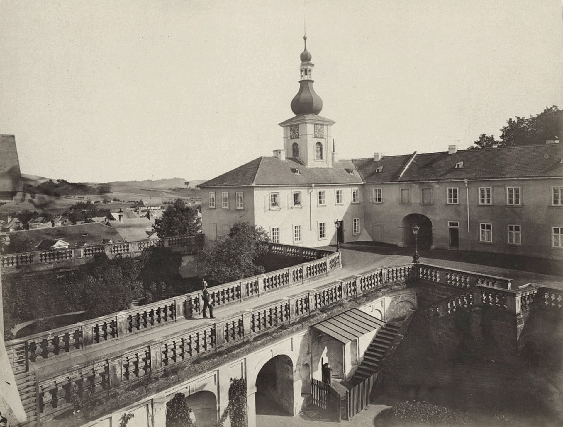 První nádvoří zámku Zákupy. Foto: W. F. Jantsch (arcchiv J.Peterka)