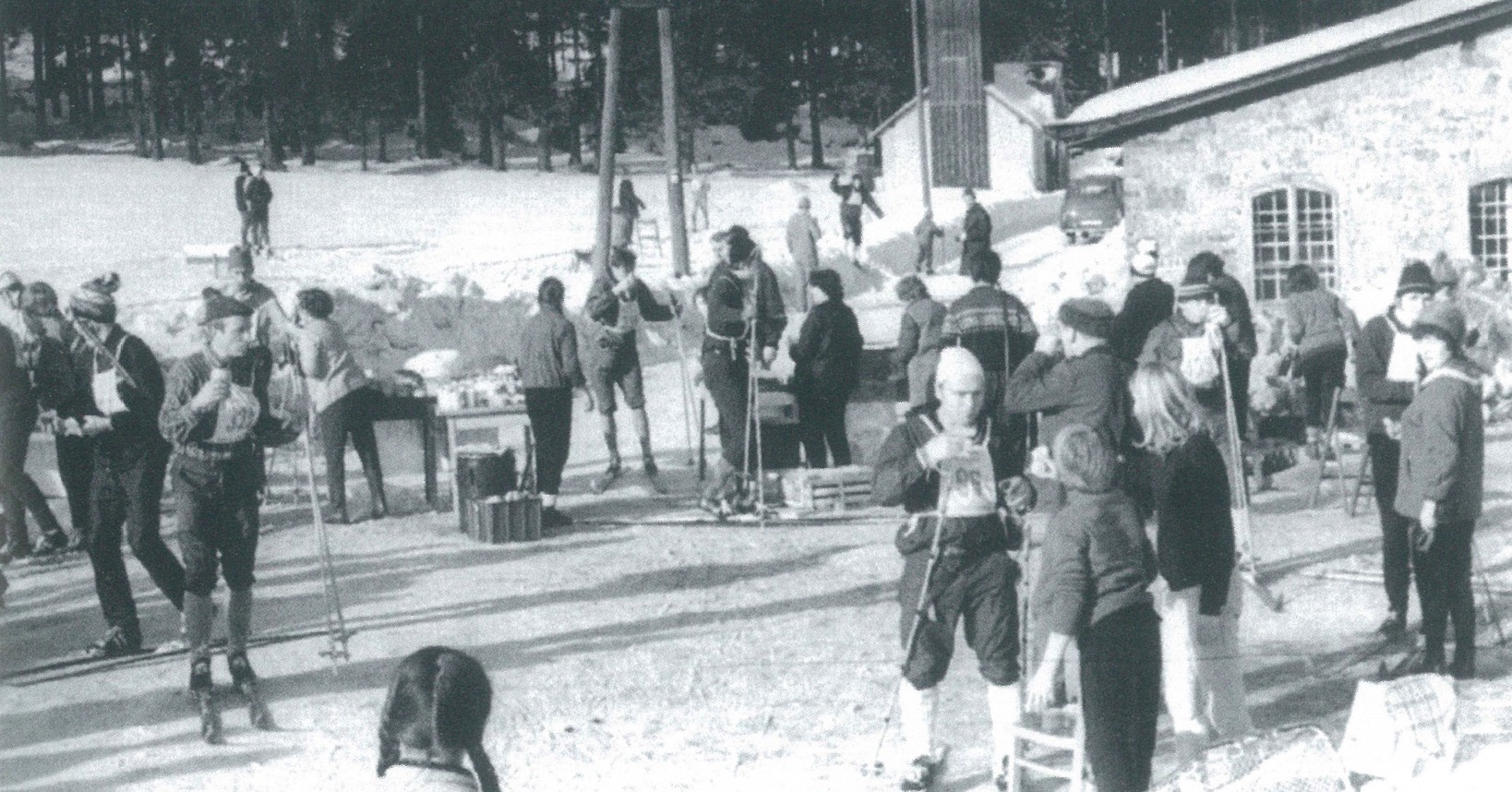 Vrať se s námi do historie Jizerské 50. Píše se rok 1971. „Již nikdy se neproběhnou po krásných Jizerkách. Nebudou se kochat pohledem z Královky a supět při stoupání pod Jizerou…“ Těmito slovy začínala pozvánka na 4. ročník Jizerské 50. Poprvé se závod jel jako Memoriál expedice Peru 1970, na památku horolezců, kteří 31. května 1970 zahynuli při tragickém zemětřesení v Peru. Někteří z nich stáli u samotného zrodu legendárního závodu. 👉 Právě v roce 1971 také vznikla tradice, kdy si závodníci ponechávají své startovní číslo na památku.