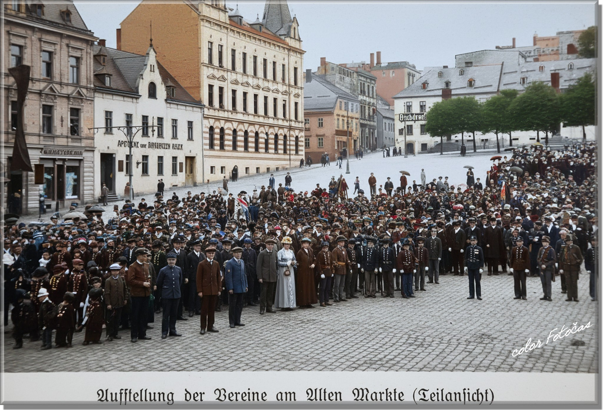 1 9 1 1 "Shromáždění spolků na Starém trhu (částečný pohled)". color Fotočas