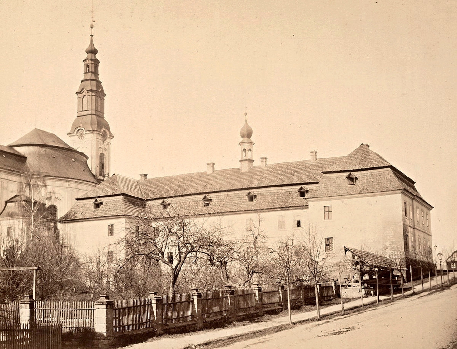 Nový Bor-cca 1870 Kostel Nanebevzetí Panny Marie s kolejí piaristů. (archiv J.Peterka)