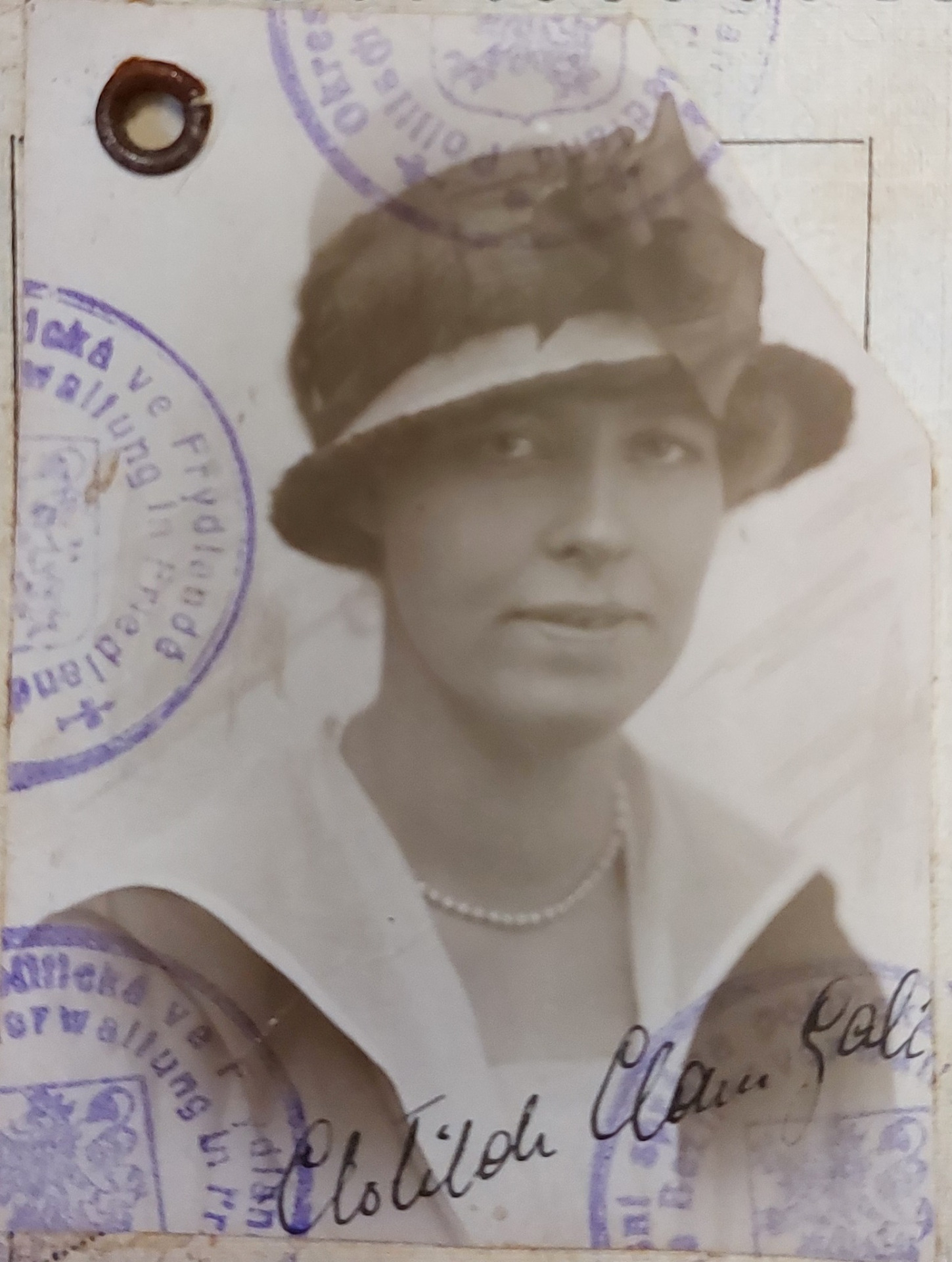 Clotilde na žádosti o vydání cestovního pasu z roku 1921. Zdroj: Státní oblastní archiv v Litoměřicích - Pobočka Děčín