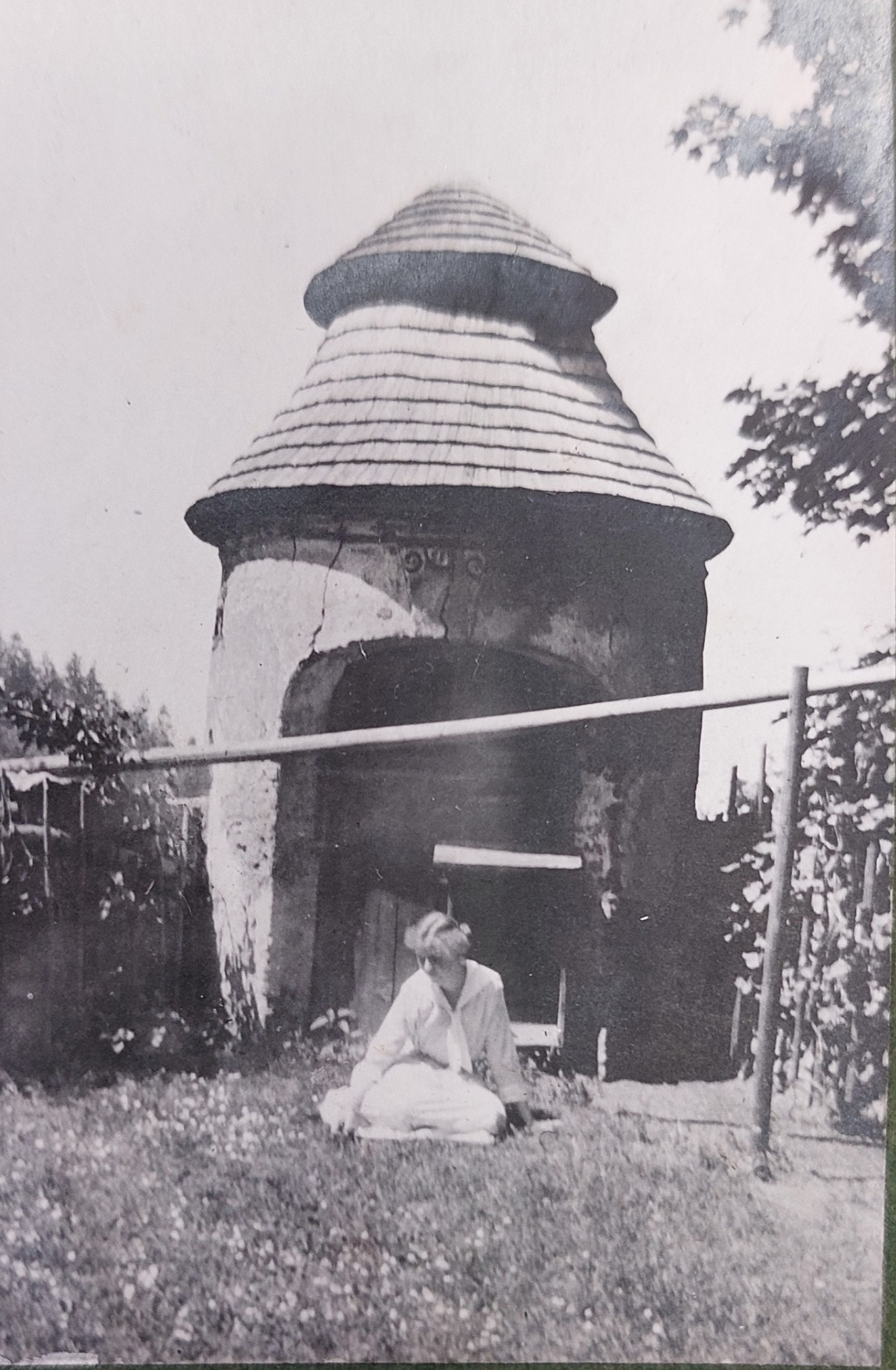 Clotilde na frýdlantském hradě - u zahradního pavilonku na hradní baště, zvané "Ostrý roh". Zdroj: Státní oblastní archiv v Litoměřicích - Pobočka Děčín