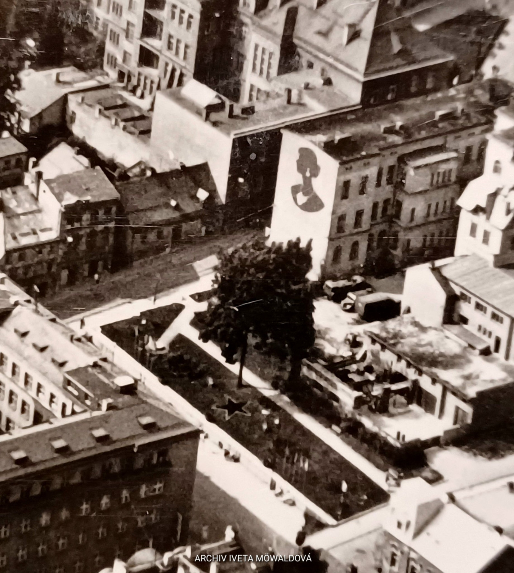 bývalý parčík pod ekonomkou. (foto před rokem 1965)