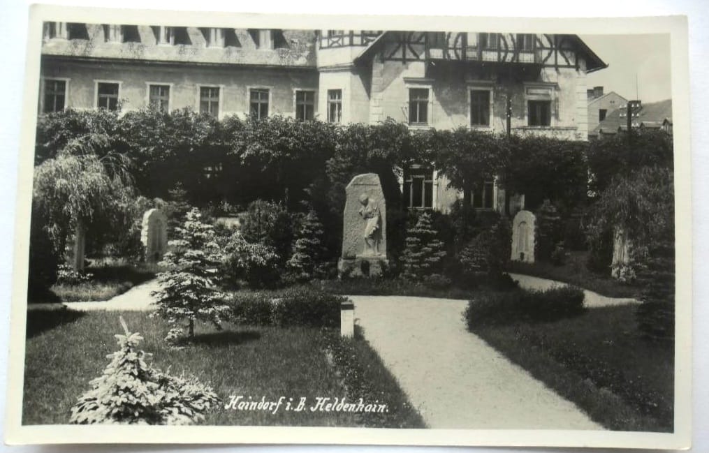 Pohlednice pomníku obětem první světové války v Hejnicích,kterému se říkalo "Plačící matka".Stával vedle hotelu Kaiserhof (Perun),který už také neexistuje.Pomník byl zničen ve 46 roce. (archiv Václav Honzejk)