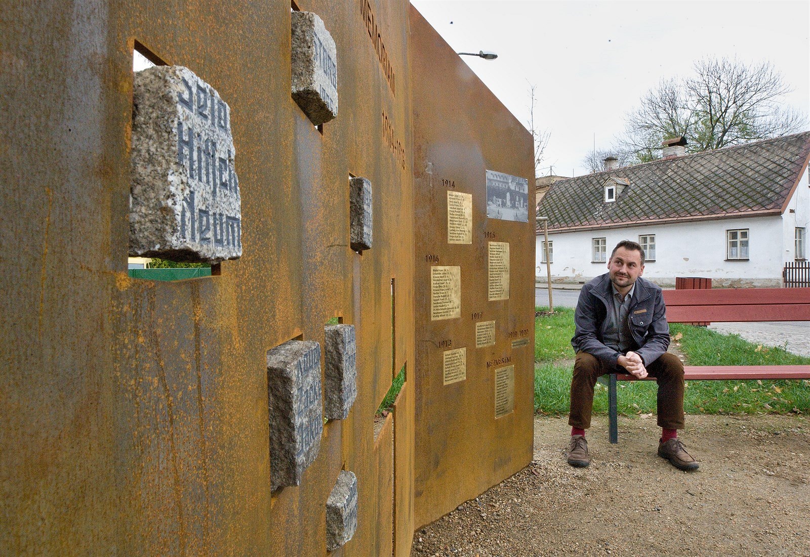 Zbytky starého pomníku se v Hejnicích staly součástí toho nového. Na snímku starosta města Jaroslav Demčák. Autor: Ota Bartovský, MAFRA