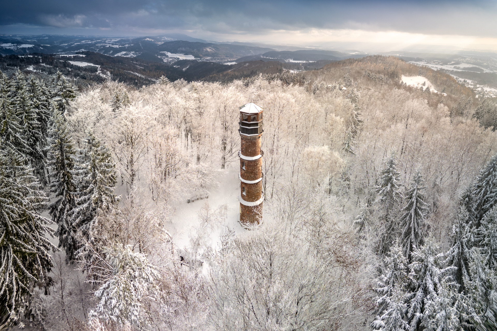 Zimní Kopanina... ...aktuálně s Kozákovem (ten je na fotografii vidět na horním horizontu)asi jedinné místo v Českém ráji, kde je ta orpavdu fotogenická zima. Nám se totiž sněžení celkem vyhlo obloukem a v nižších polohách se drží sníh jen na skalách. Čekal jsem víc, ale co už...Když už jsem měl dnes cestu do Jablonce, stavil jsem se aspoň na Kopanině, tam to vypadalo opravdu skvostně. (c) Václav Bacovský