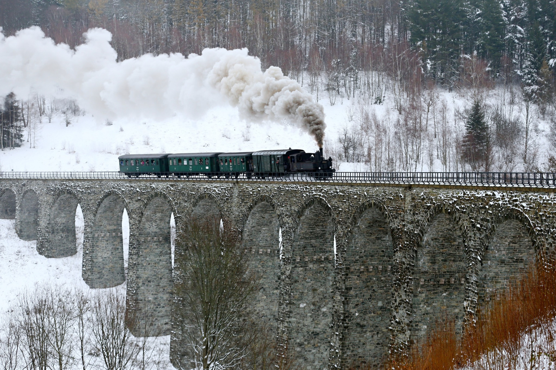 Bradavický expres míří do zasněžených Prasinek (foto Jan Pešek)