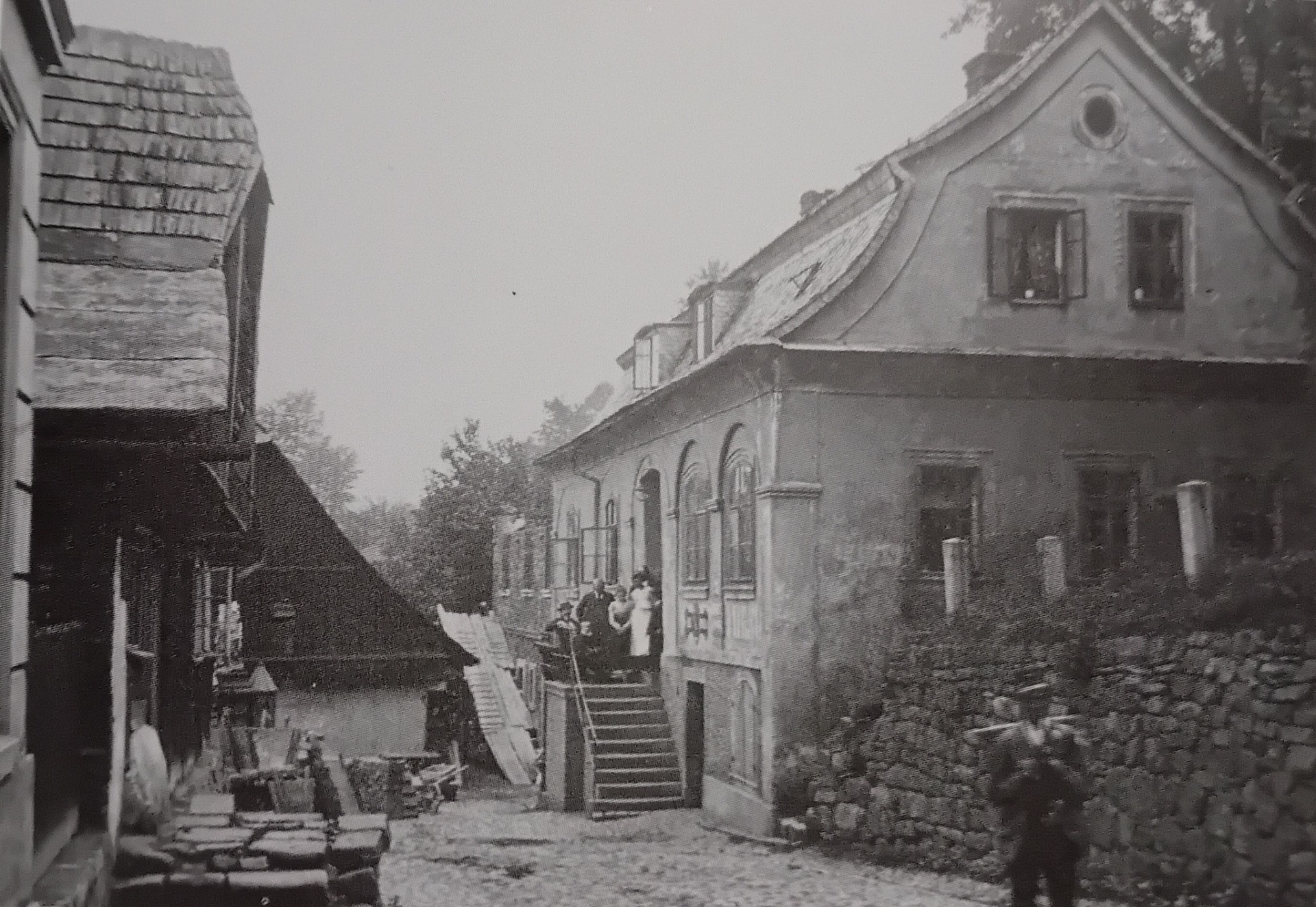 Pohled na pivovarskou spilku v Husově ulici od semilské radnice ... dům vpravo s předložními schody , to býval Čmuchálkův hostinec , dnes tady znalí říkají u Patočků ... mimochodem zde bydlel MUDr. Dufek , zubař , dobrosrdečný pán mohutné postavy a majitel velkých rukou ... jeho pacienti , kteří se před návštěvou jeho ordinace posilnili lihovinami v očekávání věcí příštích , měli smůlu , nemohl jim dát potom znecitlivějující injekci , následně je zaklekl svým velkým tělem a se slovy " klidně si řvi , já jsem zvyklej " , učinil , co učinit musel ... ale jinak to byl velký dobrák a tohle je jen mezi řečí a popisem ... dům vlevo nad spilkou čnící do ulice svou střechou , tam dnes stojí secesní dům Josefa Kosaře , z tenkrát , z roku 1907 , když předtím starý zbourali ... opěrná kamenná zeď je zde také doposud , nad ní se rozkládá malá zahrada k domu