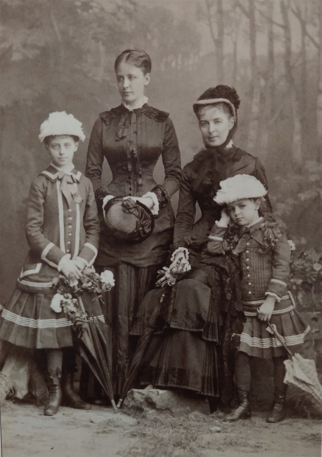 Druhá zprava: Eleonora Ida Marie hraběnka Hoyos (1835–1913), rozená hraběnka Paar - kmotra a babička Eleonory Clam-Gallas Zdroj: https://de.wikipedia.org/.../Datei:Countess_Eleonore...