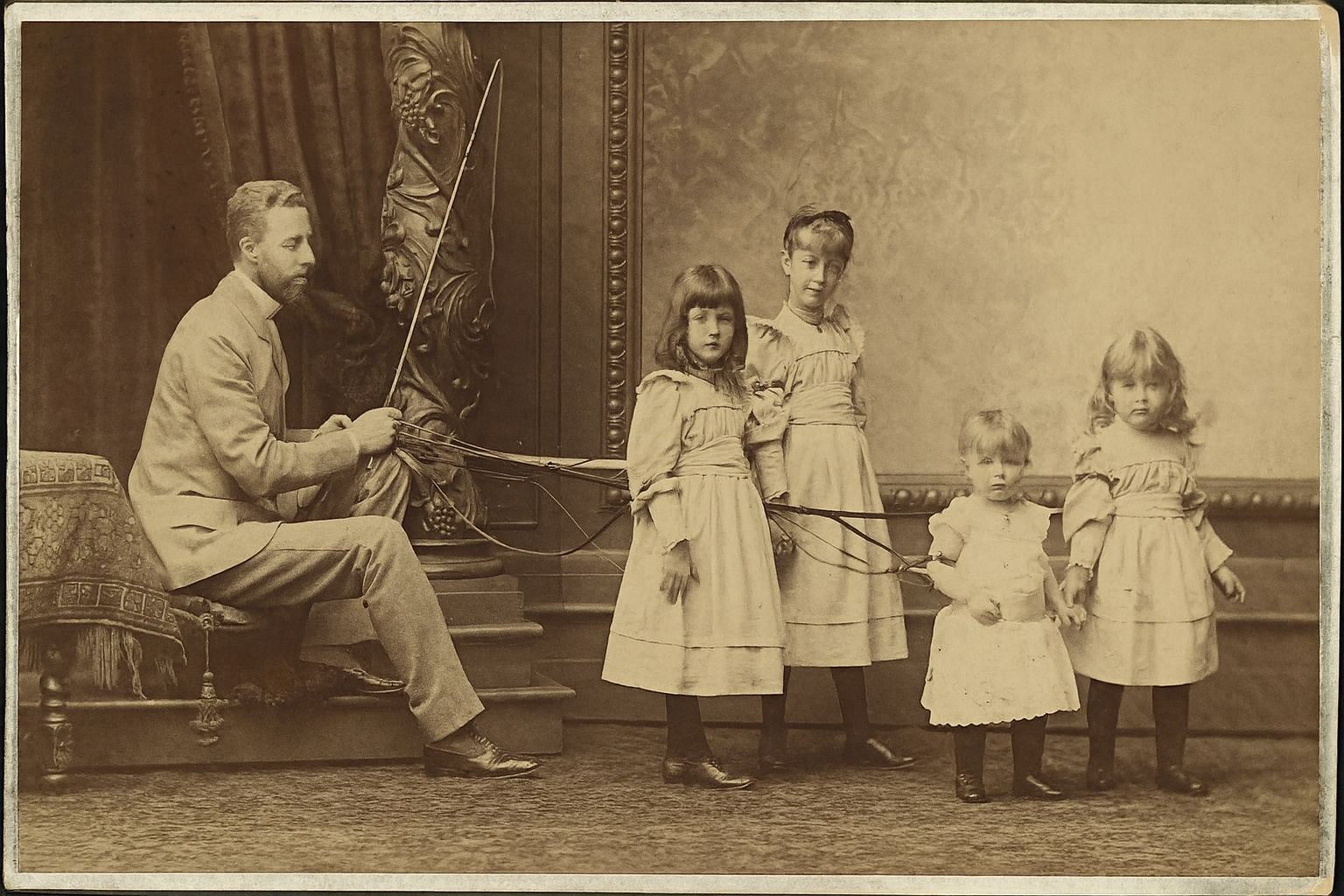 Hrabě Franz Clam-Gallas se svými dcerami aneb Výchova po "clam-gallasovsku" — otec tažený dcerami. 😉 Zleva: Eleonora, Christiana, Gabriella a Edina. Výchovu a vzdělávání hraběcích dcer zajišťovaly anglická a francouzská guvernantka.