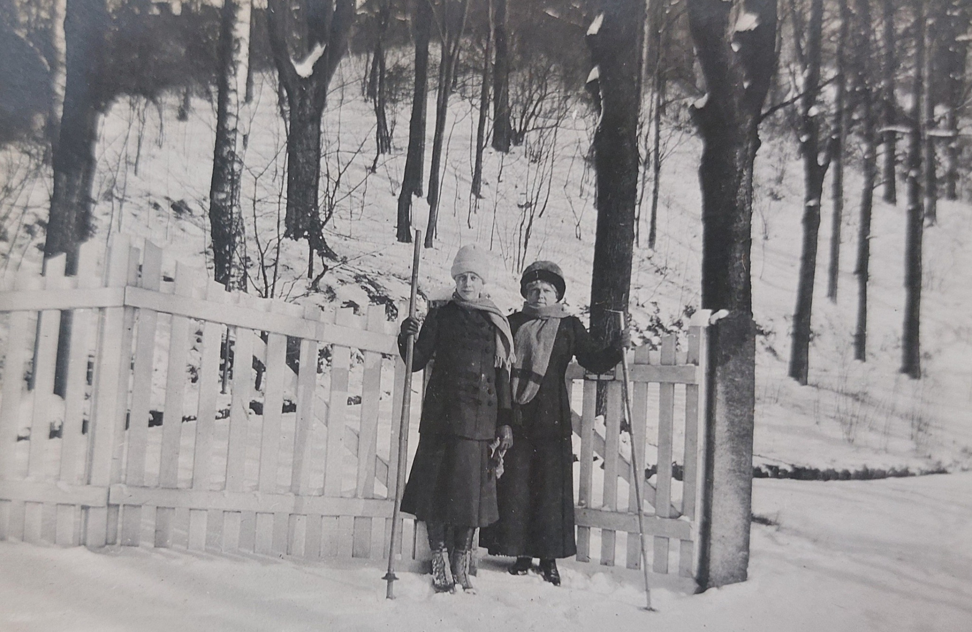 Sophie Clam-Gallas s francouzskou guvernantkou Marií de la Noë Zdroj: Státní oblastní archiv v Litoměřicích, pobočka Děčín