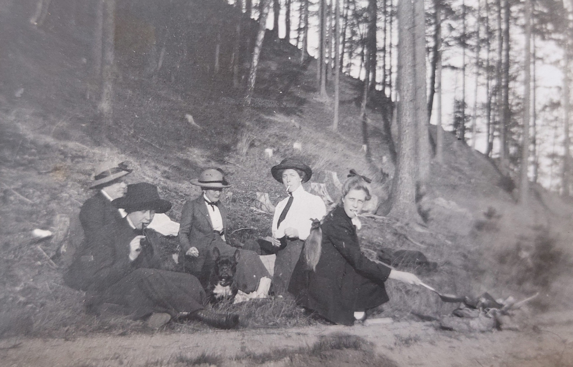 Dcery hraběte Clam-Gallase s guvernantkami Frances Forster a Marií de la Noë. Všimněte si, že všechny kouří! Zcela vlevo s dýmkou Edina, za ní obě guvernantky, vpravo Marie a Sofie s cigaretami. Zdroj: Státní oblastní archiv v Litoměřicích, pobočka Děčín