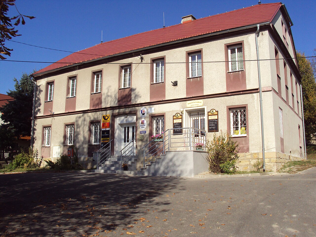 Obecní úřad, pošta a knihovna