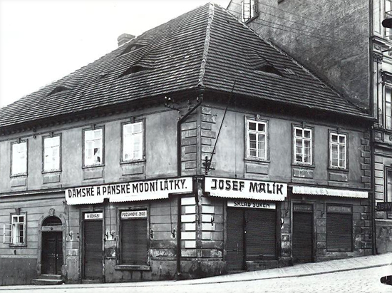 Tento dům již totiž nestojí. Ještě v roce 1928 dům s číslem popisným 147 stál. Kolem roku 1930 si sem ovšem lidé začali chodit kupovat novou obuv. Ano, místo tohoto domu byla postavena "Baťovna" a Baťa začal obouvat i Turnováky. 😃 Zdroj: Muzeum Českého ráje v Turnově a https://www.ubatiturnov.cz/