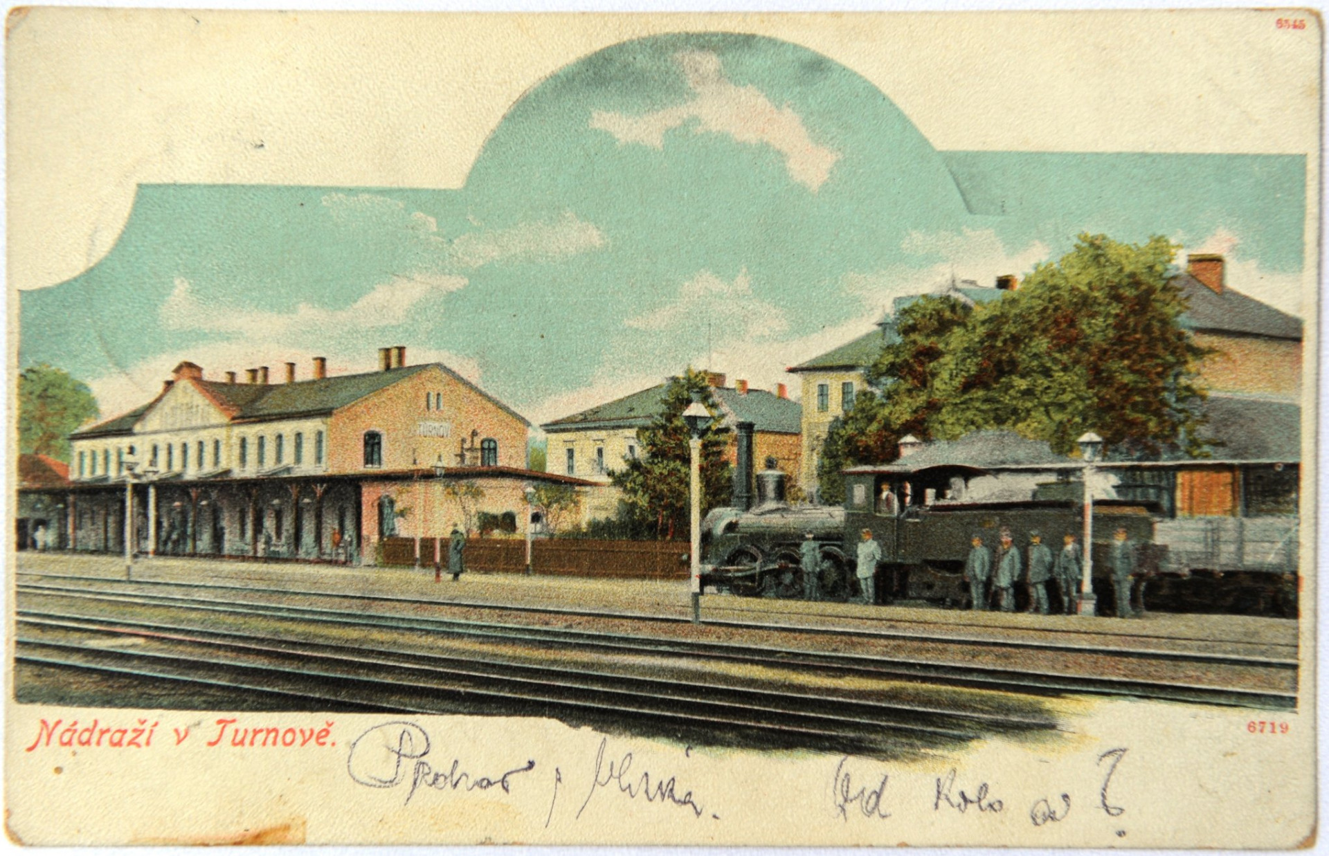 Tentokrát na nádražní budovu 🚂. Ačkoliv již dnes za hlavní nádražní budovu používáme jinou, tato stále stojí. Kolorovaná dopisnice pochází z přelomu 19. a 20. století. zdroj: archiv Muzea Českého ráje