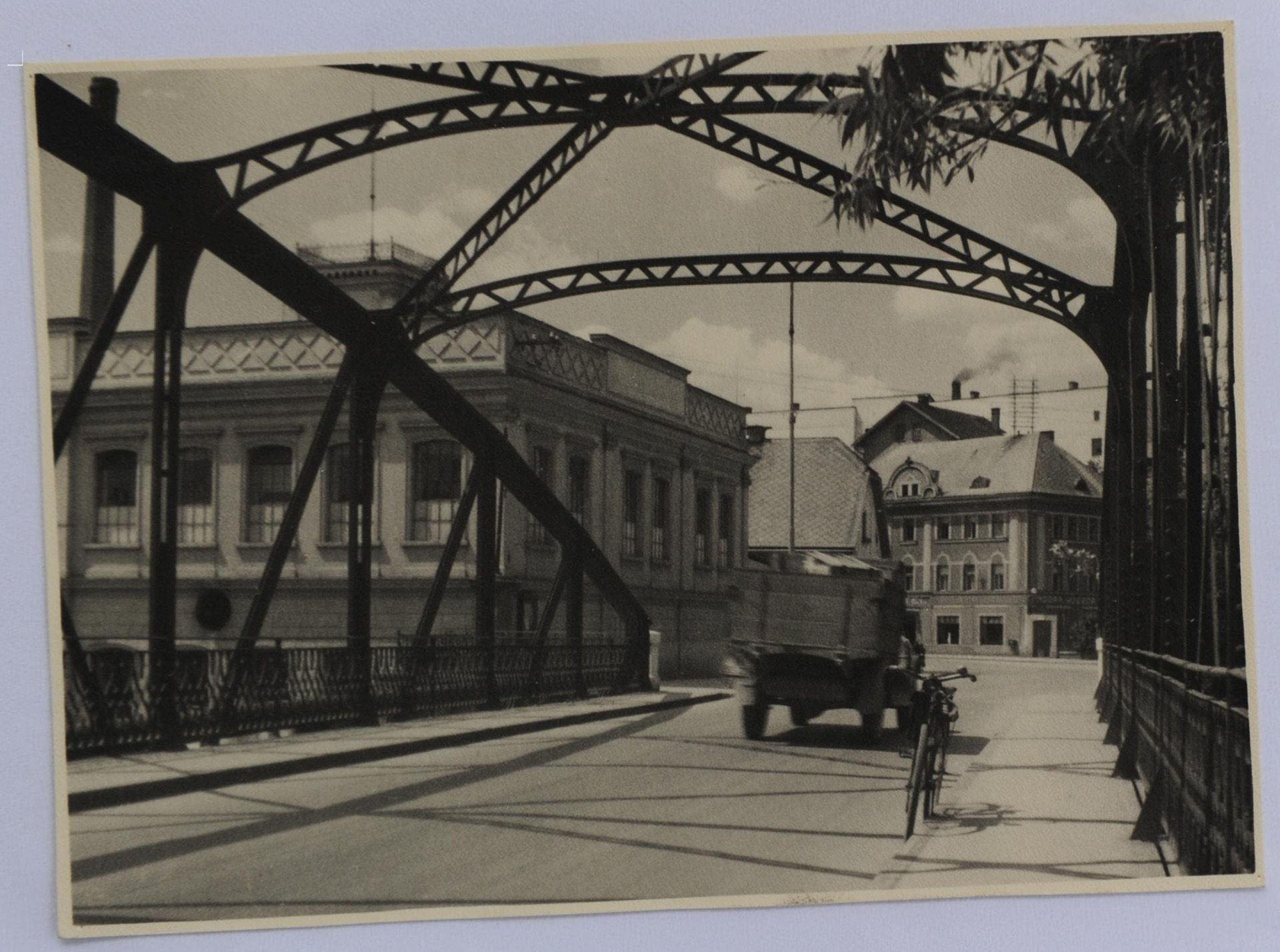 Tentokrát se podíváme do Palackého ulice a to na most přes řeku Jizeru. Vlevo na fotografii ze 40. letech 20. století je vidět budova provazárny (dnešního podniku JUTA a.s.) a v pozadí hotel Modrá hvězda. V letech 1866 ̶ 1891 zde stál jednoduchý dřevěný most, který byl poté nahrazen novým mostem s právě již železnou konstrukcí. Foto: J. Rašín Zdroj: Muzeum Českého ráje v Turnově