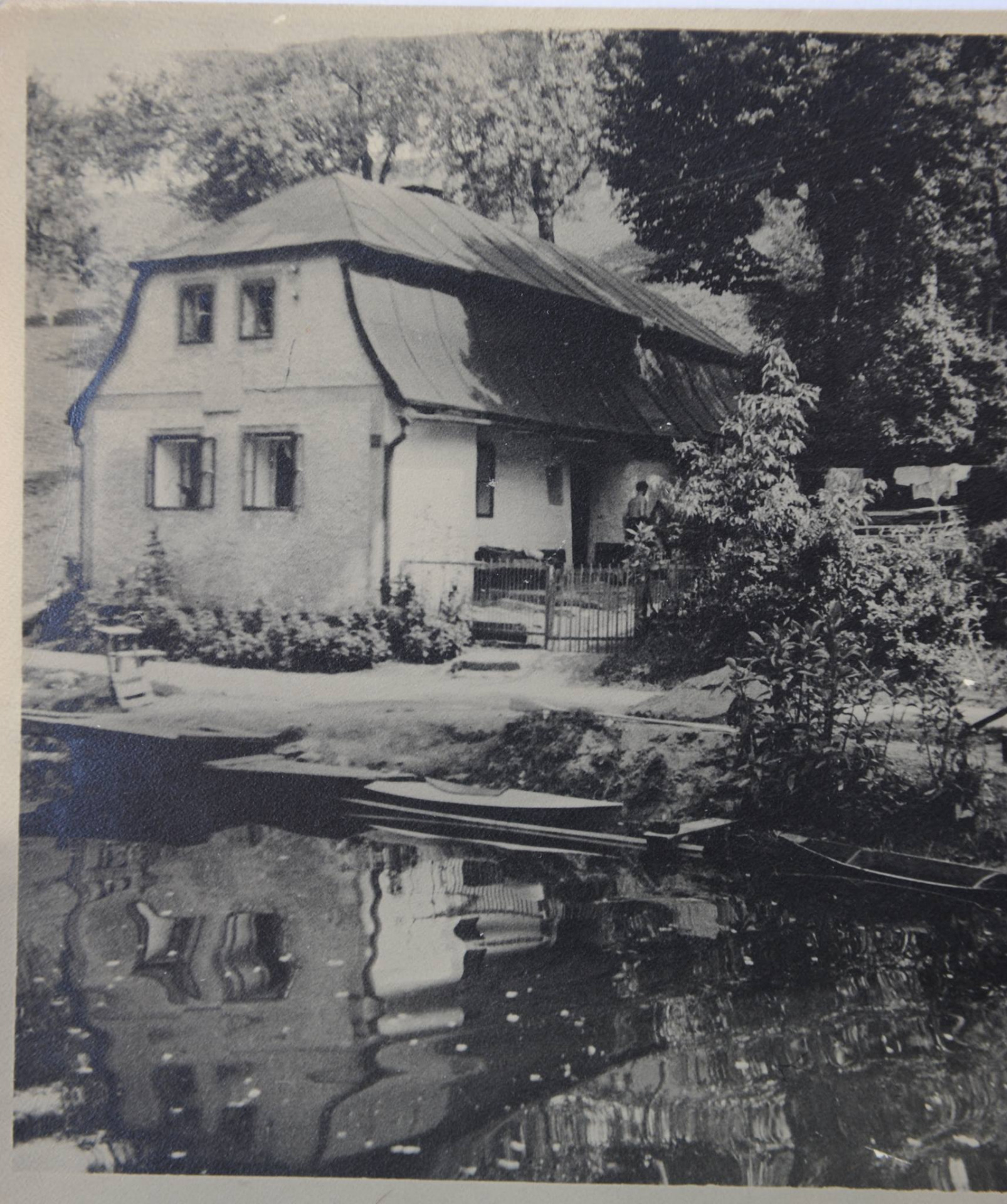 Dnes virtuálně navštívíme rodný dům pana ing. Jana Skály, který se nacházel v Konělupech. Na fotografii je tento domek čp. 112 zachycen ze začátku 20. století. Jan Skála se zde narodil v roce 1816 a po dosažení dospělosti odešel do Vídně. Zpátky do rodného města se vrátil téměř až po padesáti letech a to s myšlenkou na založení městského sirotčince, který byl otevřen roku 1882, do jehož fondu posléze odevzdal tento svůj rodný dům. Zdroj: Muzeum Českého ráje v Turnově