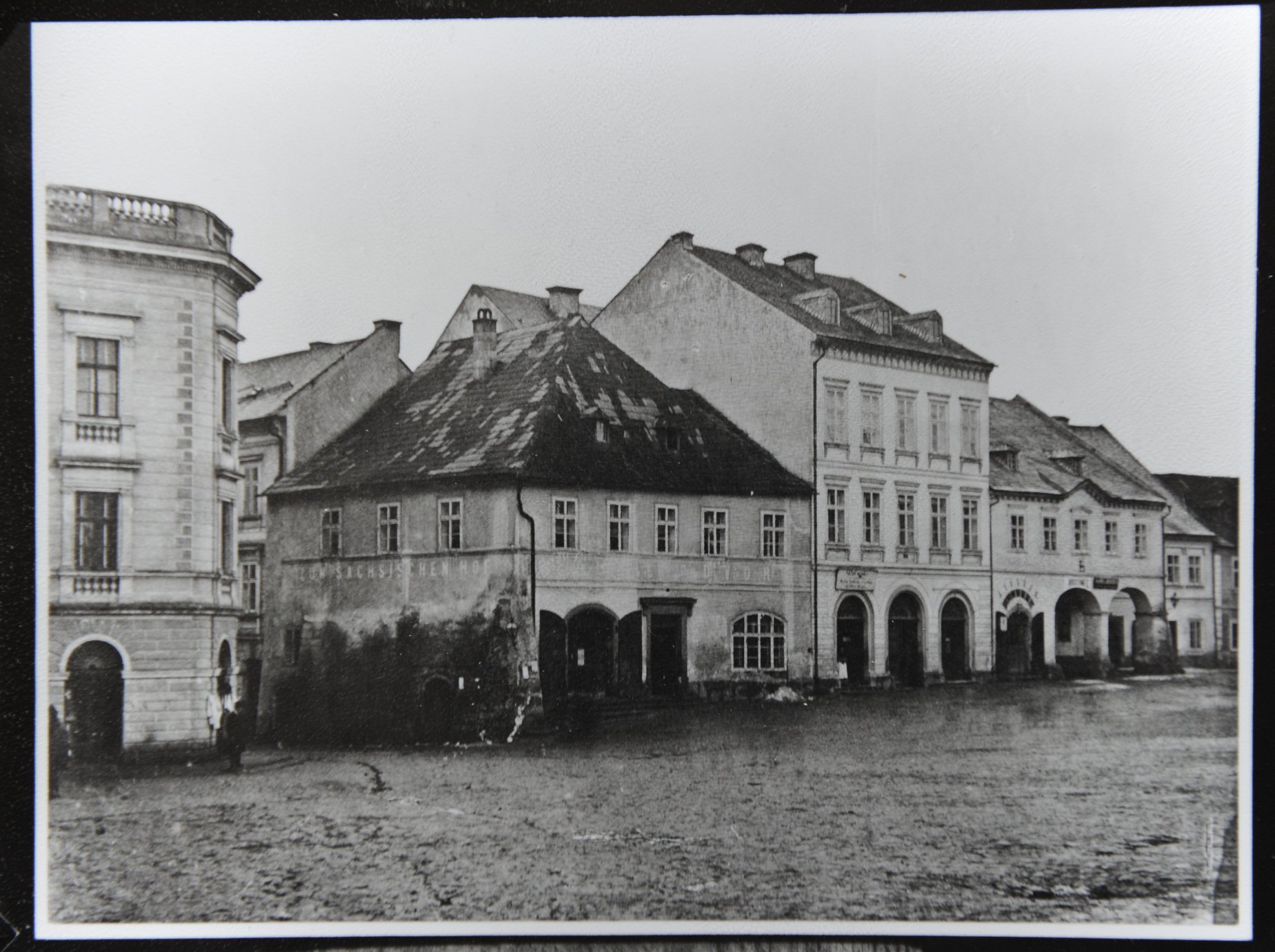 Tentokrát nepůjdeme nikam daleko, ale zůstaneme na náměstí Českého ráje v Turnově a to konkrétně na jeho západní straně. Na fotografii z 80 let 19. století můžeme vidět hostinec U Saského dvora neboli předchůdce dnešního hotelu Korunní princ. Název tohoto hostince je dobře patrný i na boku domu z pohledu od Hluboké ulice. Za zmínku stojí i dnes zastavěné podloubí hostince U Jelena, které se nachází na pravé straně fotografie. Mimochodem, všimli jste si, co je „vyobrazeno“ pod prostředním oknem? ☺️ Zdroj: Muzeum Českého ráje v Turnově