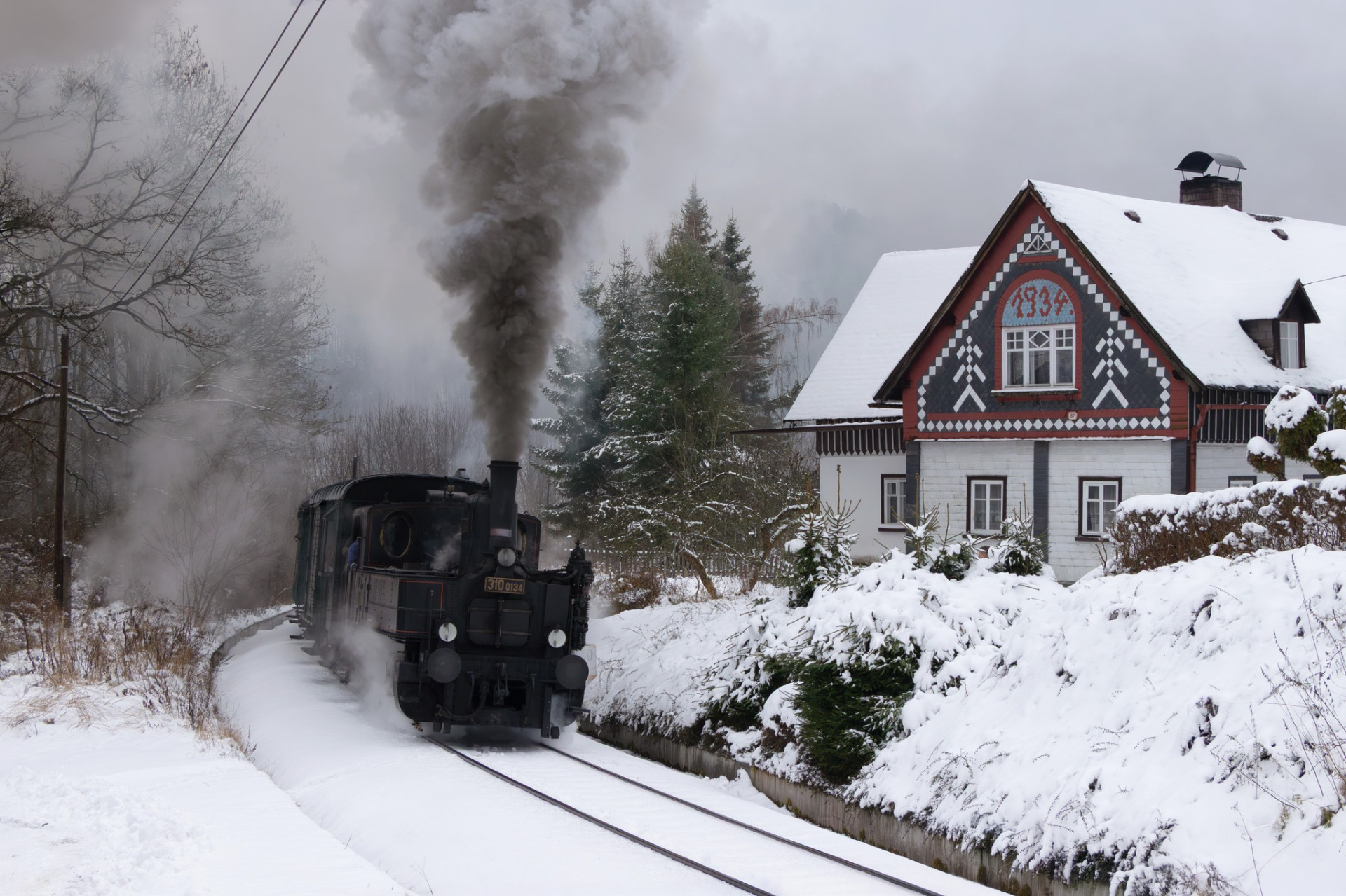 Jednou z akcí tohoto druhu jsou i tradiční jízdy z Liberce do Křižan, jejichž vozby se nejčastěji chopí turnovská "Babička", známá též pod obecnějším názvem "Kafemlejnek". Dnes tomu nebylo jinak, a tak bylo možno pořídit snímek této lokomotivy v náročném stoupání před Ještědským tunelem v Kryštofově údolí. 310.0134 Novina - KřIžany, 29.11.25 foto Jenda Šnábl