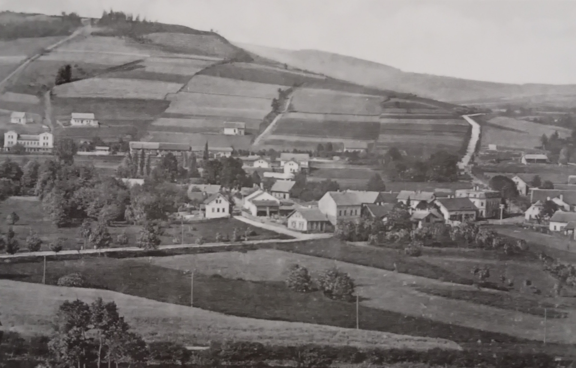 Pohled na Fantovy lomy na vrcholu kopce z Palackého sadů ... ( vlevo nahoře ) ...