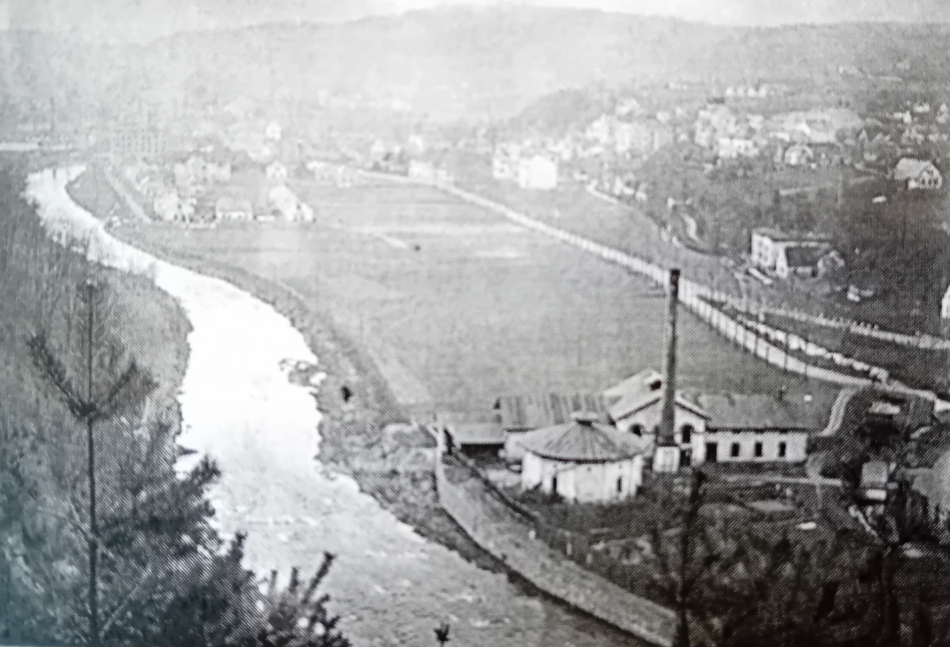 Tato část továrny byla plynárna ... zde se z uhlí vyráběl plyn , bylo to v této době takové " novum " , byl využíván v továrně při výrobě ... zachovala se z ní původní kruhová stavba , dodnes , byla v ní zkušebna leteckých podvozků ...