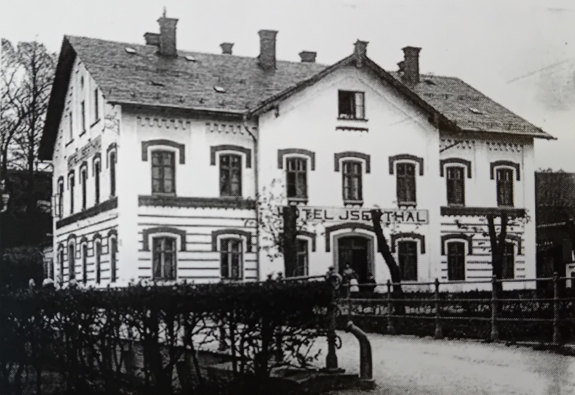 K továrnímu městu Iserthal patřil hotel stejného jména ...