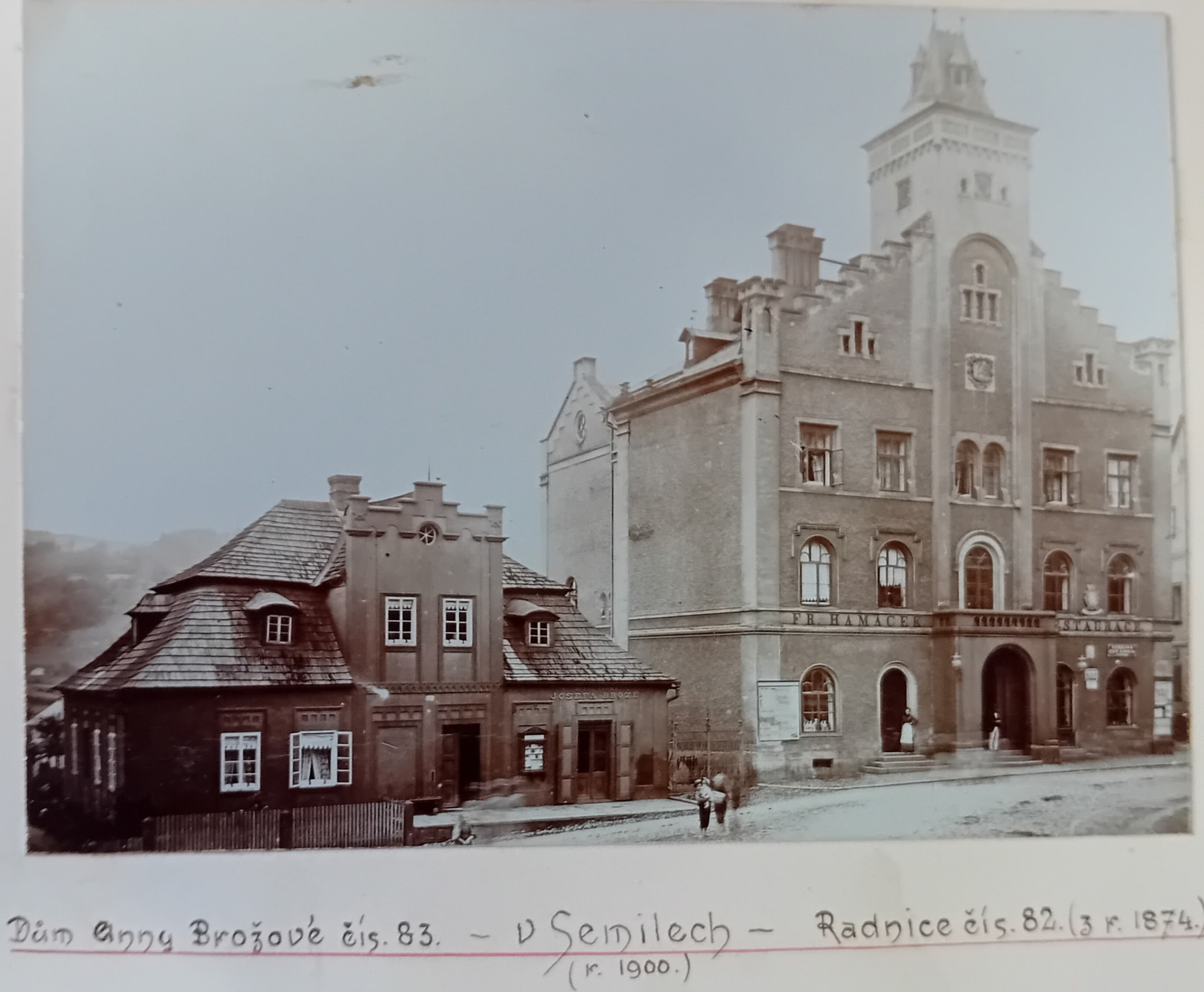 Obchod Josefa Brože ... ve vedlejší semilské radnici v této době býval v levém přízemí krám , vpravo restaurace , v patře pokoje k ubytování hostů ...