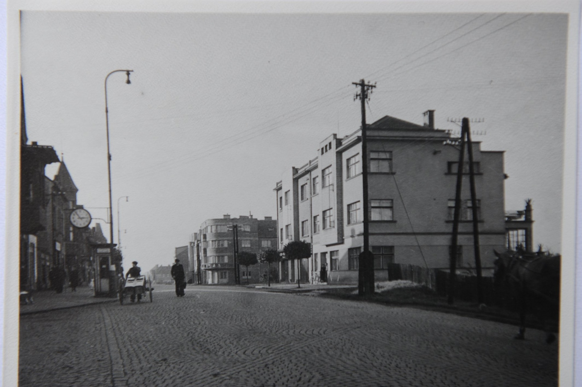 Kudrnáčovy hodiny v Nádražní ulici. Co se týče změn, tak jste taktéž měli pravdu - máme zde ramena průtahu, jsou zde nové činžovní domy, nové okrasné stromy apod. - fotografie z roku 1944 🙂 Foto: Stefan O. Dr. Zdroj: Muzeum Českého ráje v Turnově