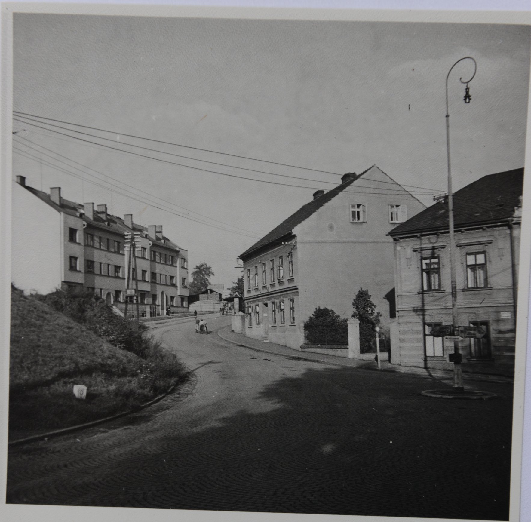 správně poznali, že se jedná o místo, kde je dnes kruhový objezd s pohledem do Bezručovy ulice. 👍 z roku 1944Foto: Stefan O. Dr. Zdroj: Muzeum Českého ráje v Turnově