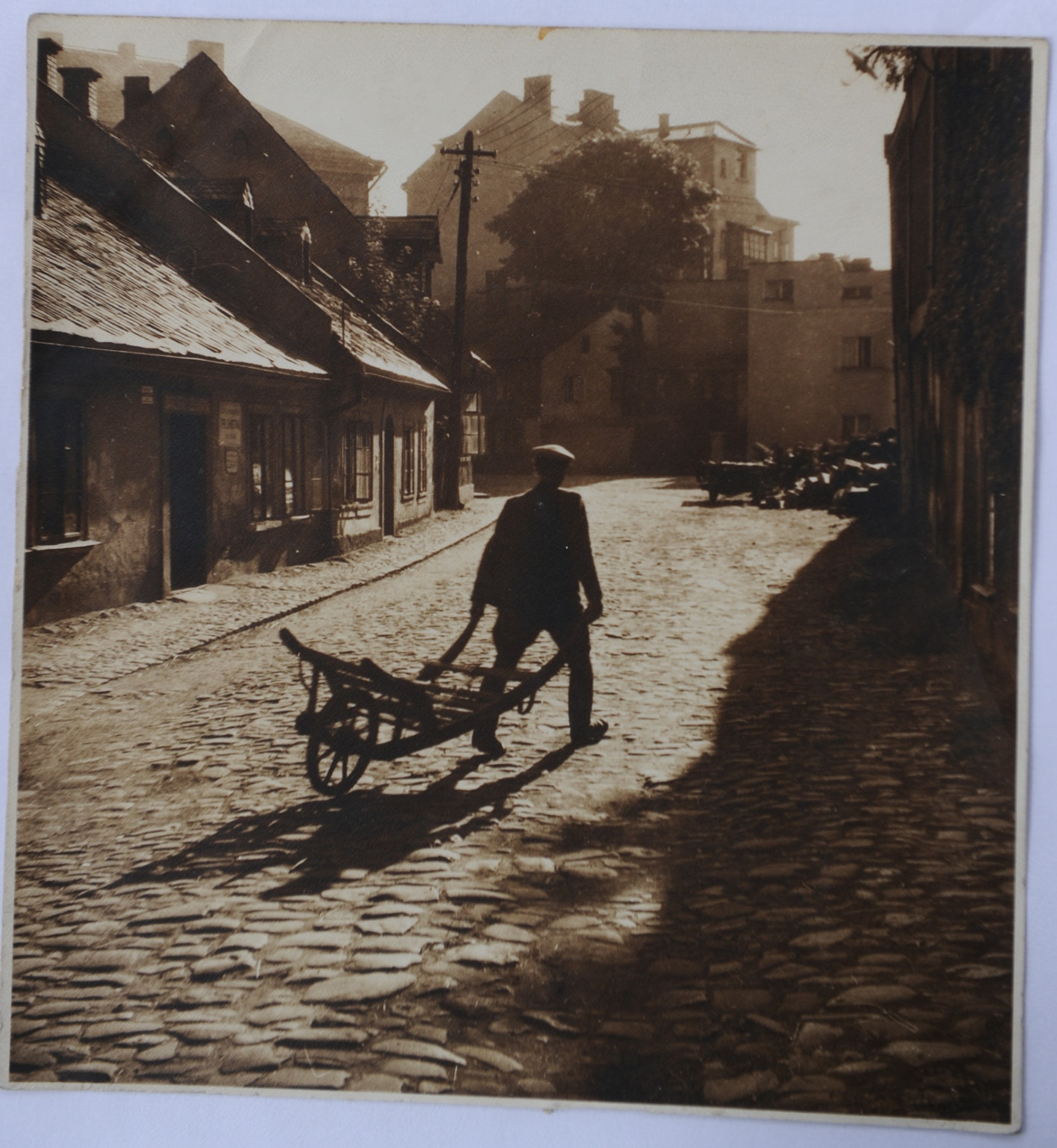 fotografie nás zavede na Koňský trh. Tato nostalgická fotografie je focená směrem k ulici Palackého a Abigail Horákové, kde se dodnes nachází pila. Tento prostor prošel v minulém století výraznou proměnou, kdy byla odstraněna 4 stavení a zvětšen tak prostor před výše zmiňovanou pilou, která zde funguje již od 2. poloviny 19. století. Zdroj: Muzeum Českého ráje v Turnově