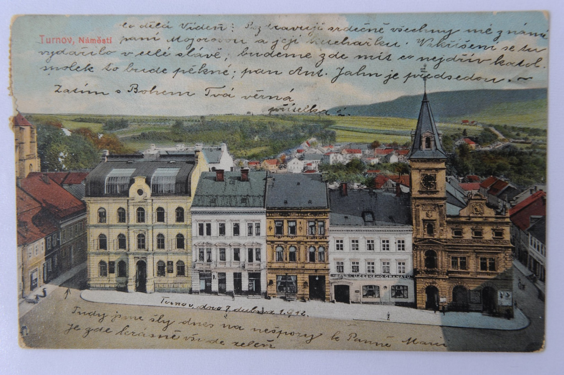 Dneska jsme si pro vás připravili historickou pohlednici Turnov – náměstí Českého ráje ☺️ Přeneseme se do roku 1912, vdechneme vůni jara a začteme se do pocitů jedné zdejší obyvatelky:🖋 „Co dělá Vídeň? Pozdravuj srdečně všechny mé známé, paní Mojorovou a její kuchařku. Vzkříšení se tu vydařilo v celé slávě; budeme zde mít co nejdřív katol. spolek to bude pěkné; pan Ant. Jahn je předsedou. Zatím s Bohem Tvá věrná přítelka. Turnov dne 7. dubna 1912 Tudy jsme šly dnes na nešpory k Panně Marii. Je zde krásně všude zeleň.“ ❗️Povšimněte si, že pisatelka této pohlednice ještě šipkou označila místo (ulice Markova), kudy ten den šla na zmíněnou bohoslužbu. 🙂 Zdroj: Muzeum Českého ráje v Turnově