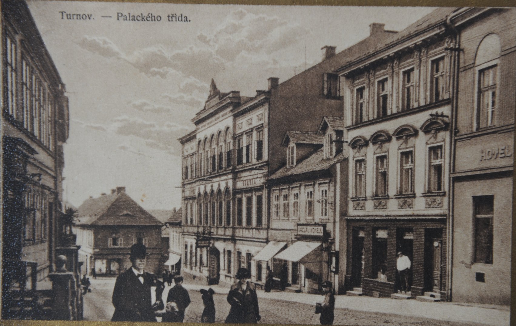 Dnes se podíváme do Hluboké ulice.👀😉 Tato fotografie pochází z roku 1925. Na spodní straně fotografie vidíte budovu pivovaru Táborských.🍻🍻 Pivo se zde vařilo do roku 1942, pak pivovar začal chátrat. V roce 1967 celý areál bývalého pivovaru zbourali a udělali zde parkovací plochu, která tu je vlastně dodnes. Na pravé straně můžete vidět budovu hotelu Slávie. Ten vybudovala Občanská záložna, současně vyhověla žádosti turnovských ochotníků a ve dvoře domu na svůj náklad vybudovala novostavbu divadla.🏦 To je důvodem, proč původní vchod do divadelní budovy vede průjezdem hotelu Slávie a je tak řadě návštěvníků neznámý. Výrazné schodiště na levé straně fotografie patří dnešnímu obchodu Knihy Českého ráje. Před lety bychom tu našli první a dlouho jedinou turnovskou lékárnu U bílého lva. Ta byla v Turnově v provozu od roku 1843 a po pět generací byla v držení rodiny Radských. Zdroj: archiv Muzea Českého ráje