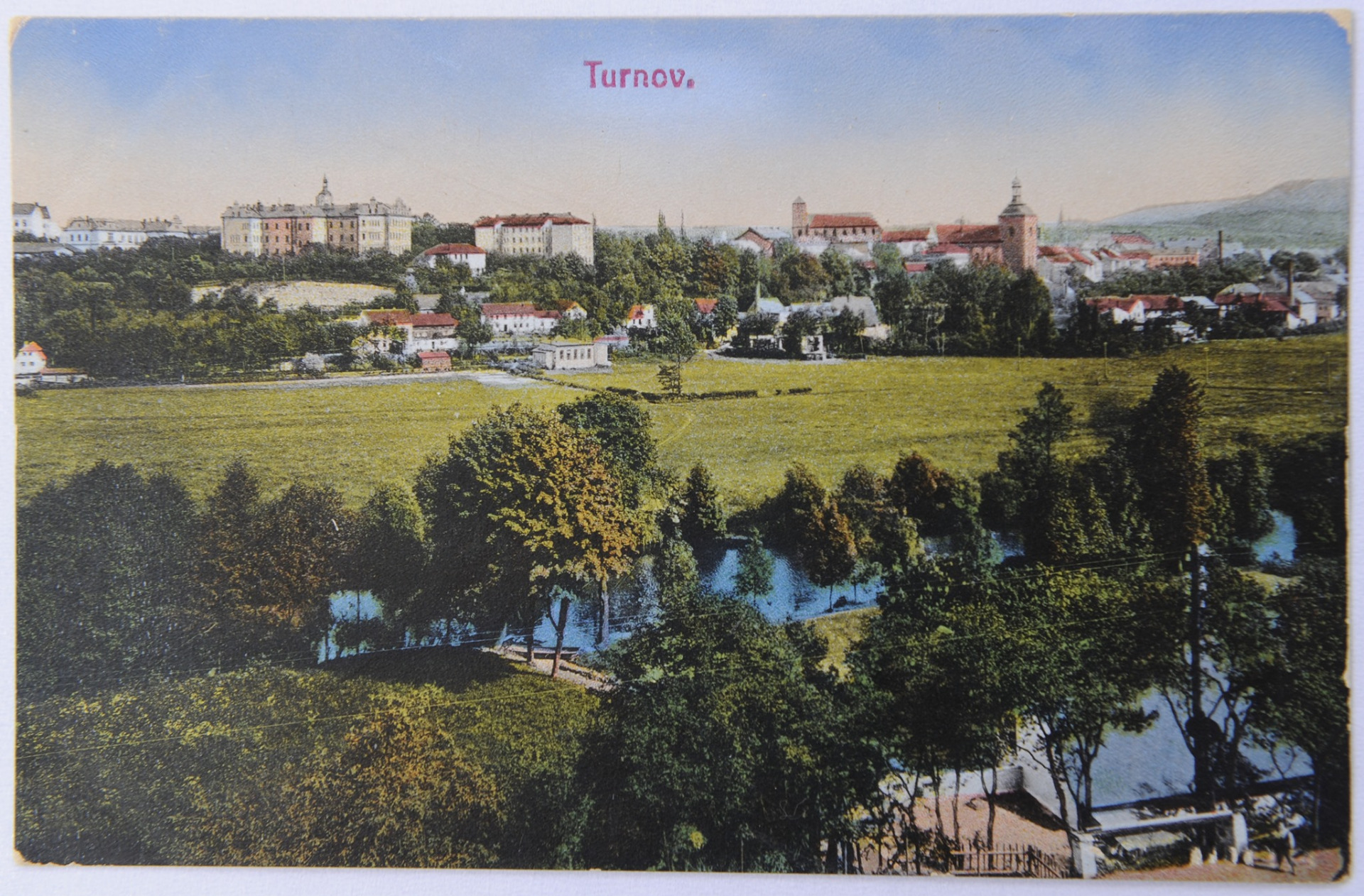 Dnes jsme si pro vás připravili barevně kolorovanou historickou pohlednici s panoramatickým výjevem našeho města Turnov. Jedná se o pohled z Daliměřic datovaný kolem roku 1900. Na pohlednici je vidět přívoz přes řeku Jizeru s prošlapanou cestičkou směřující k elektrárně 🙃 Zdroj: Muzeum Českého ráje v Turnově