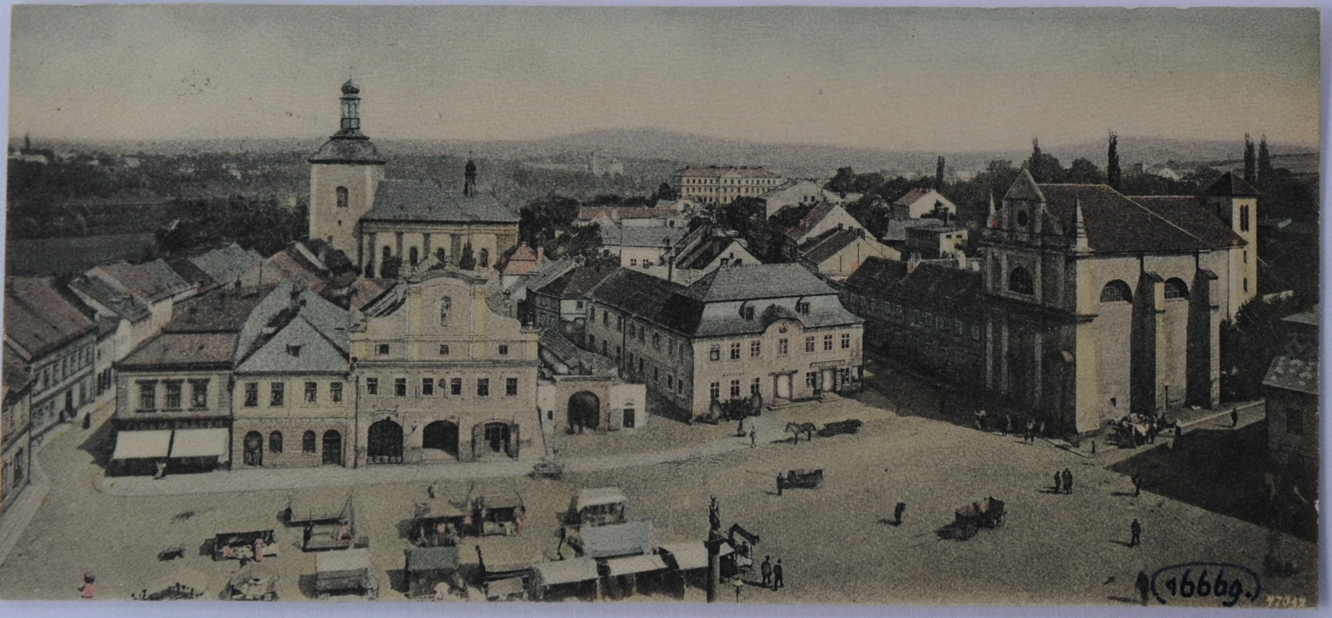 Na pohlednici je zachyceno konání týdenních trhů z přelomu 19. a 20. století. Náměstí tehdy vypadalo jinak, než jak jsme zvyklí dnes. 😛 Zdroj: Muzeum Českého ráje v Turnově