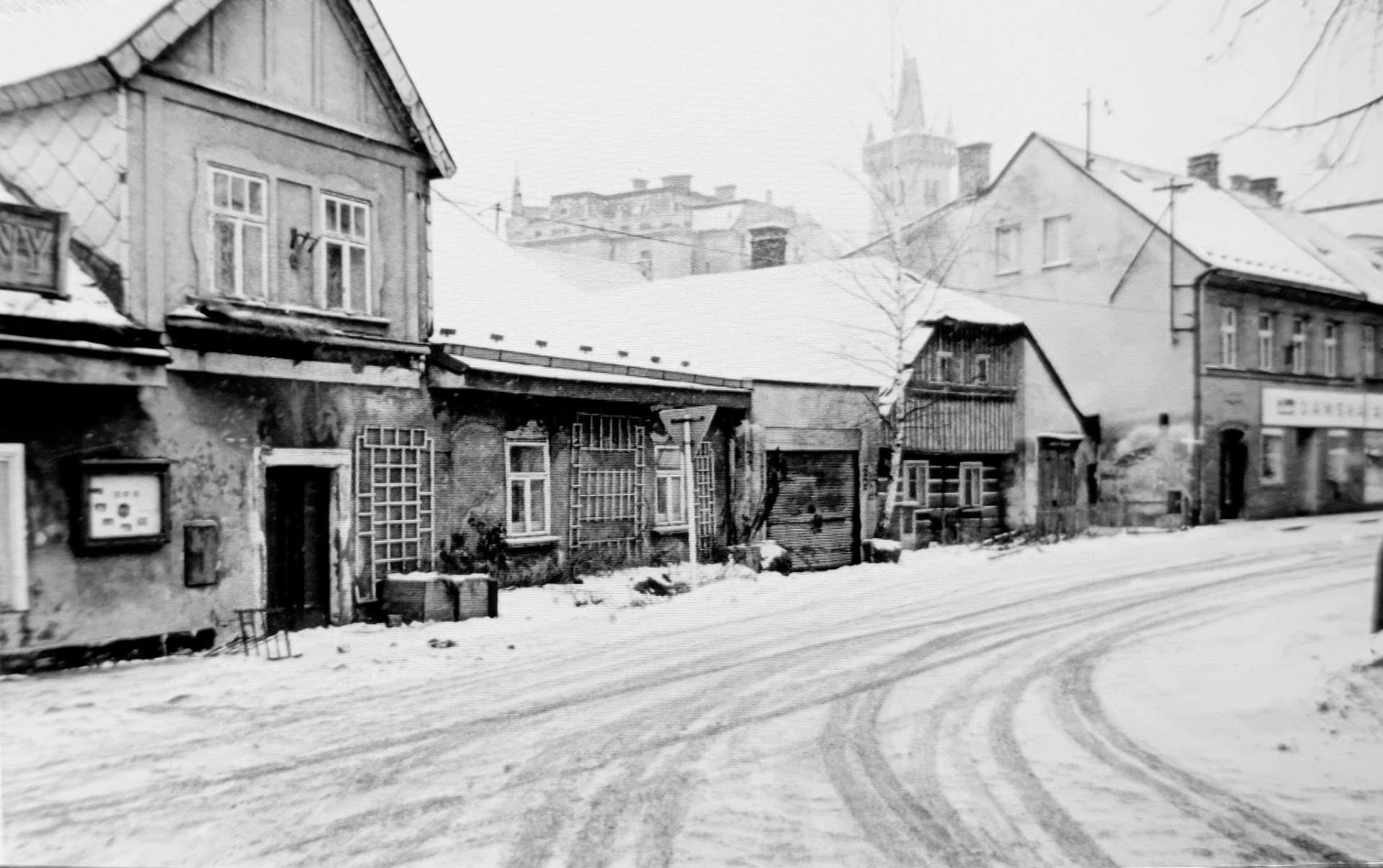 Dům vlevo byl postaven v roce 1651 , nejprve jako hostinec , postupně za několika majitelů byl řeznictvím ... byl zbourán v roce 1990 ... vedlejší dům byl postaven v roce 1898 , bývalo v něm pekařství , demolice v roce 1982 ... od roku 2000 zde stojí budova VZP ...