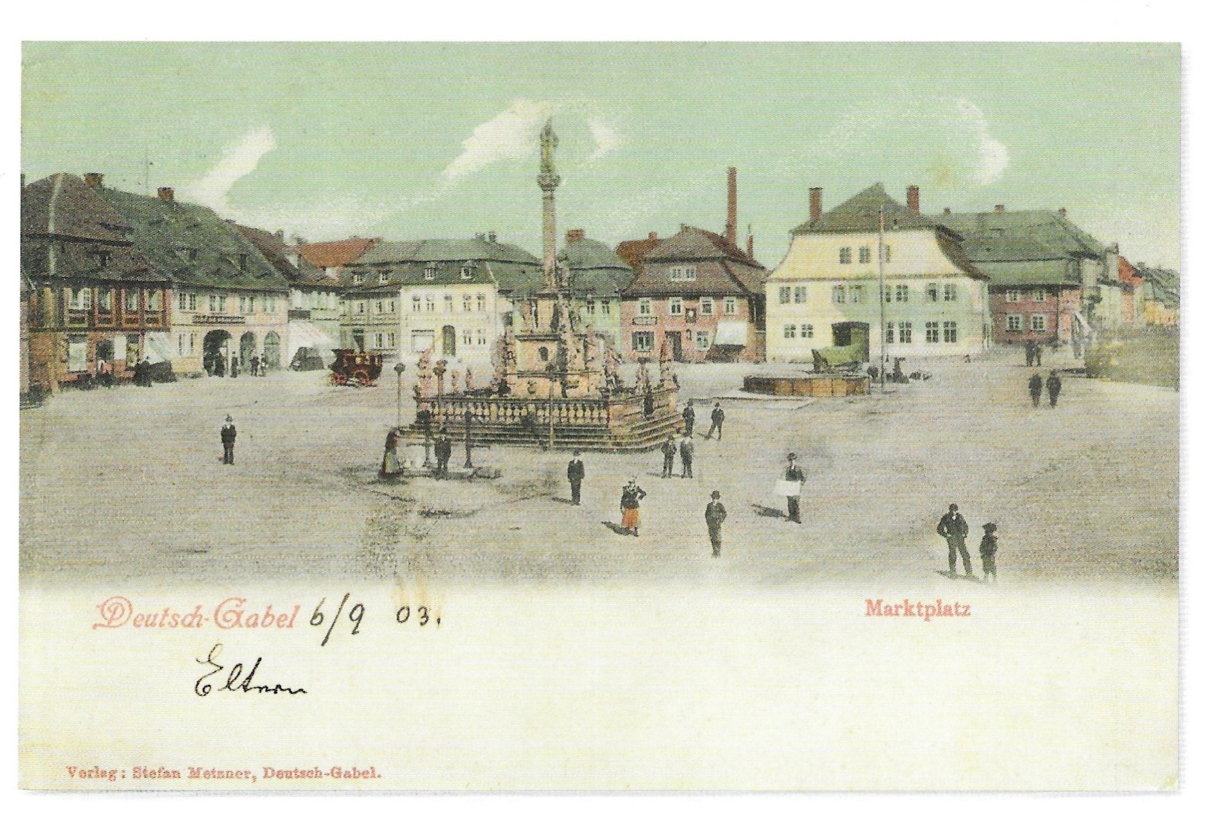 Pohlednice Tržního náměs  tí vystihuje čilý obchodní   i turistický ruch. Řadové domy čp. 158 a 159 jsou již po přestavbě. Restaurace v přízemí hostince U Bílého Iva dostala dvě nová velká okna a provozovny v domě čp. 159 si pronajali hodinář Wilhelm Pfohl a holič Alois Schicht.   1903