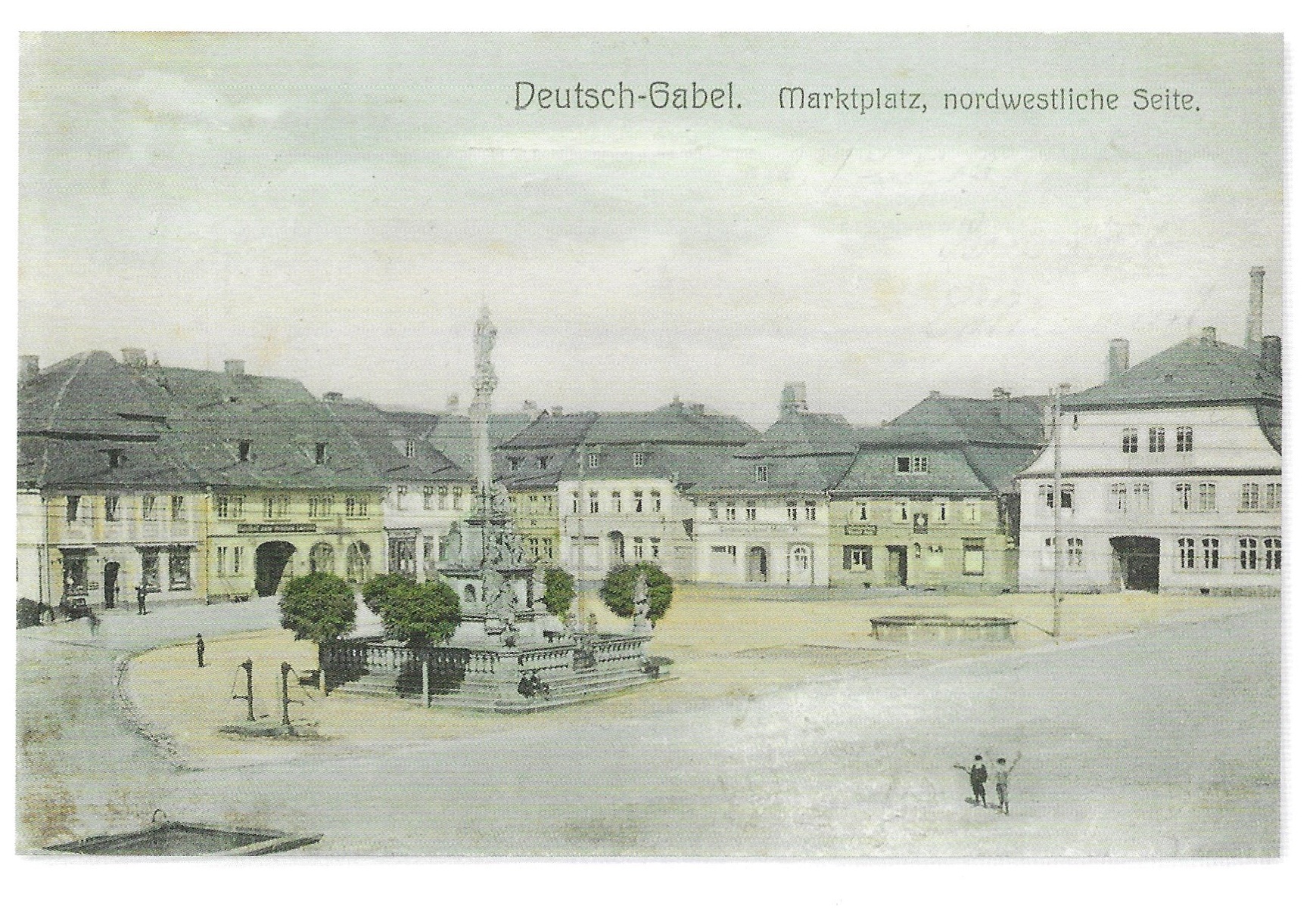 Zprava hostinec U Císaře rakouského čp. 151, v čp. 152 se nacházelo kožešnictví a hodinářství, z domu čp. 153 voněl anglický čaj a turecká káva, neboť se jednalo o nejstarší cukrárnu ve městě a z domu čp. 154 se pravidelně ozýval rachot ševcovského stroje   Wenzela Scharfa.   1908 zdroj: Renata Černá - Jablonné v Podještědí na starých pohlednicích, 2021