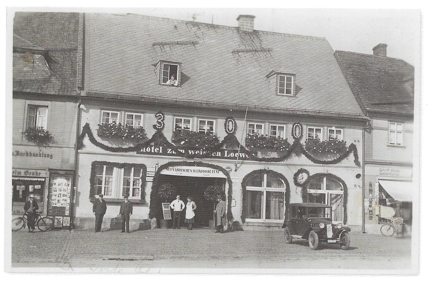 Hotel U Bílého lva slavil 300 let od svého založení a hoteliér Alois Proksche s manželkou zval na ochutnávku vín z jižní Moravy. Dům byl postaven společně s měšťanským pivovarem v roce 1632 a sloužil formanům při přepřahání koní na obchodních cestách do Žitavy.   1932