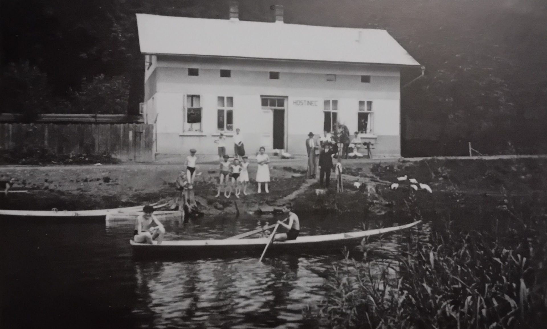 Hostinec , kotviště a půjčovna lodiček Eduarda Hampla u břehu řeky Jizery před Městskými jatkami za zámkem ... jak se píše ve starých záznamech , půjčoval lodičky místním , návštěvníkům , milencům a větším dětem ... také provozoval převoznictví odtud k podmoklickému břehu , tehdy byl od města jen jeden most ... až do do druhé světové války ... pokud vám toto místo nic neřekne , dnes tu stojí domek Popkových , u křižovatky do Bítouchova ...
