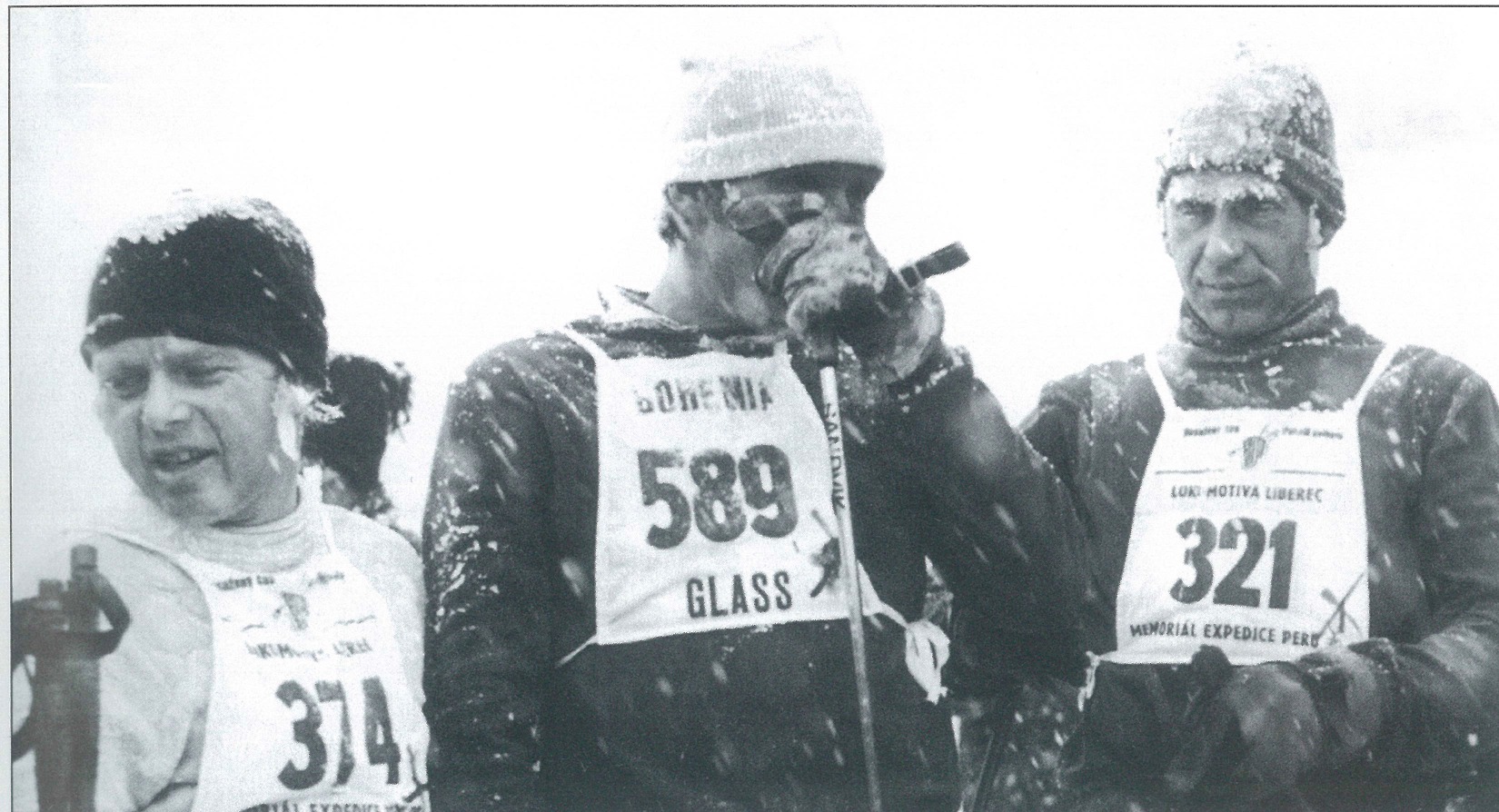 Vrať se s námi do historie Jizerské 50, tentokrát na stupeň vítězů. 👉V neděli 28. ledna 1973 závod provázela silná vánice, která neustále zasypávala stopy sněhem. Vítěz Eberhard Matthes se do cíle dostal až po 4 hodinách. Těsně za ním dojeli Josef Špulák a František Kuchař.