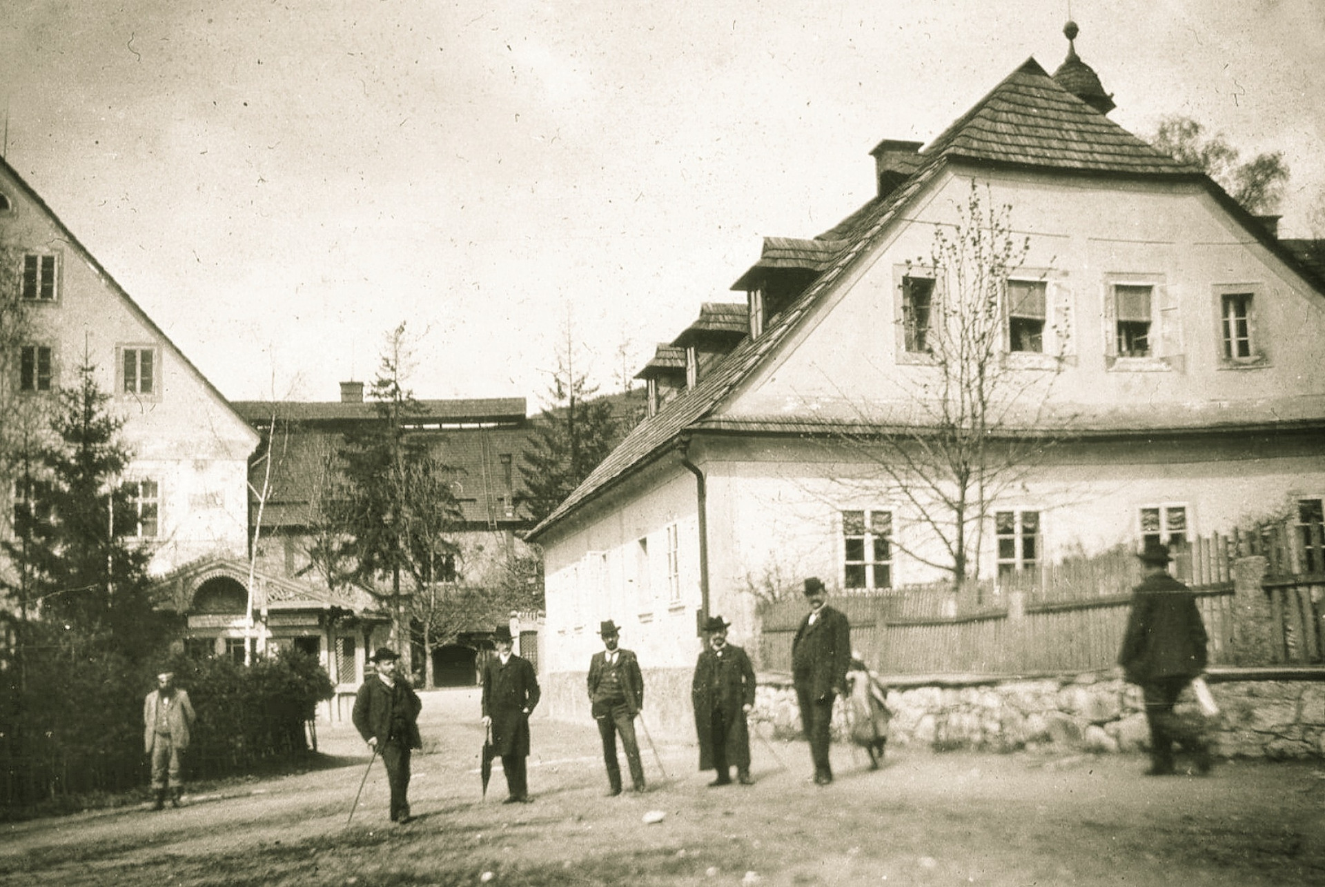 Průčelí Harrachovské sklárny-1927 dříve známá pod názvem Nový svět je nejstarší činnou sklárnou v Čechách a své první skleničky datuje do počátků 18. století. Z celkových 311 let byla po dvě století v rukou rodu Harrachů, který o ni pečoval a hýčkal ji. Není tedy divu, že v 19. století zažila sklárna jedno ze svých nejúspěšnějších období. Pod taktovkou Jana Nepomuka byste našli výrobky z hutí z Nového světa na královských dvorech po celém světě. Sklárna spolupracovala se slavnými umělci, mezi které patřil návrhář Jan Kotěra nebo malíř Alfons Mucha. Kousky z Krkonoš získávaly po řadu let na světových výstavách jedno prestižní ocenění za druhým. Konec blahobytu přišel se světovými válkami, kdy se rozdělují i cesty Nového světa a rodu Harrachů. Dnes však můžete najít sklárnu stále funkční a v plné kráse pod názvem Novosad a syn. Sklárna nabízí exkurze do výroby, na kterých uvidíte celou cestu skleničky z hutě až po prodejnu. (archiv J.Peterka)