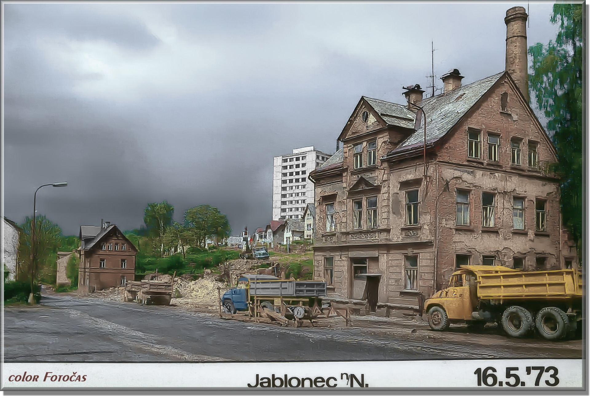 Vše špatné je k něčemu dobré... Soumrak nad původní jabloneckou zástavbou ve kritických letech socialistické perestrojky 🧐😁  color 