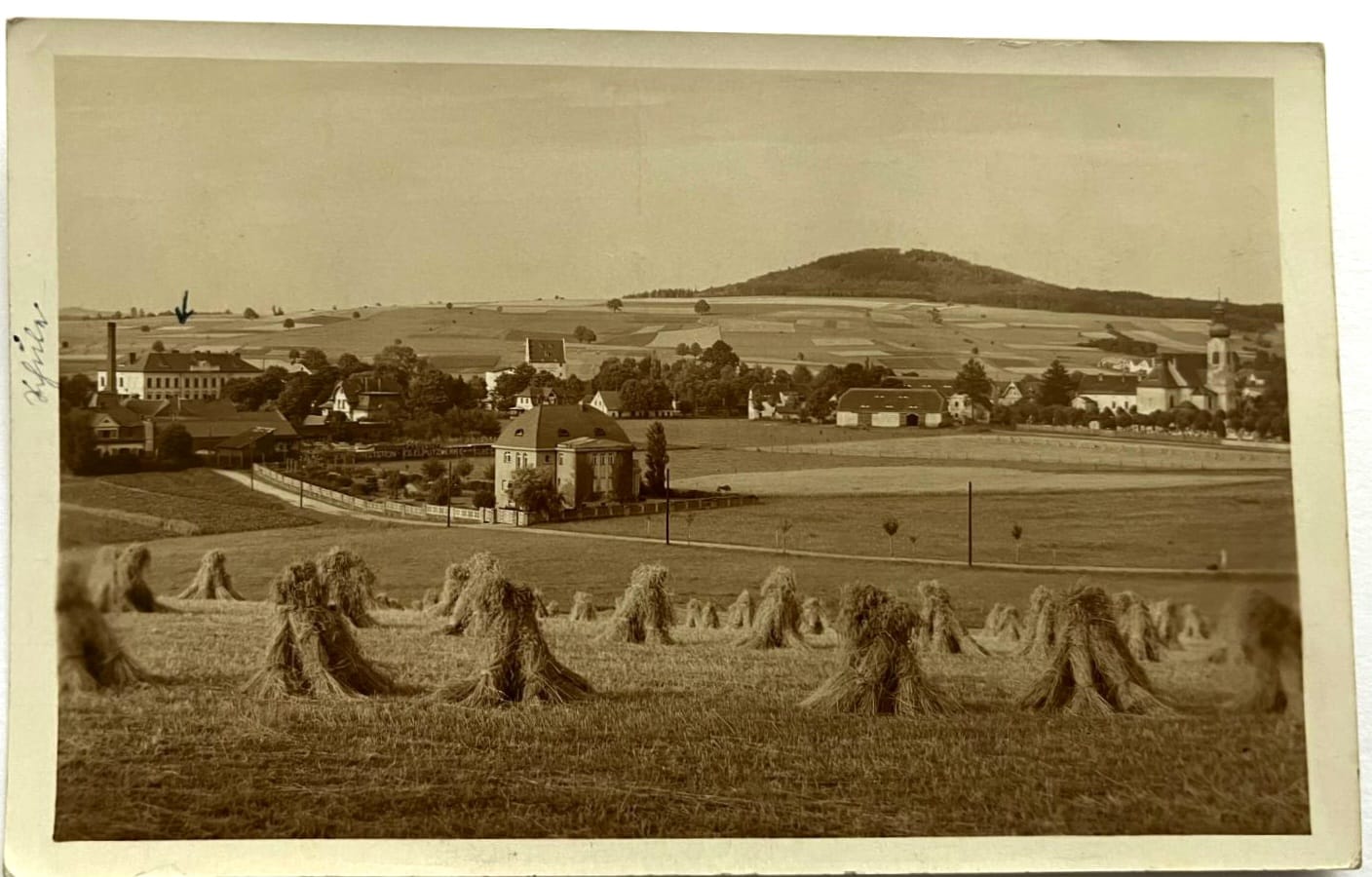 "snopy obilí a pohled na Raspenavu od Gottfrieda Wurbse. (archiv Václav Honzejk)