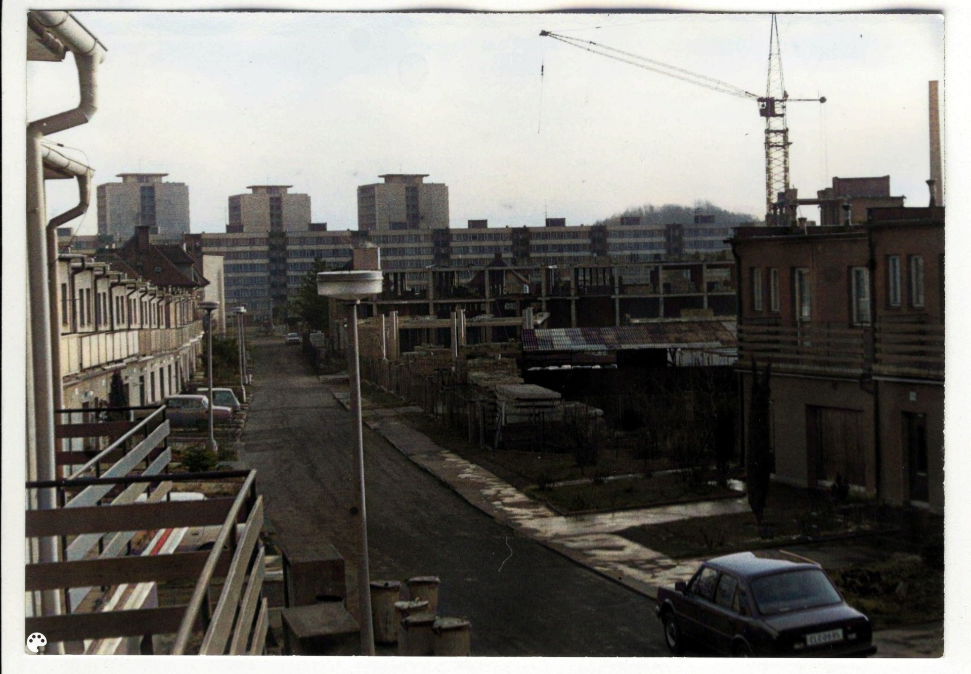 Dne 10.12.1964 - ano, je to už 61 roků, když v České Lípě zahájila činnost nová velkopekárna v Děčínské ulici. A slouží dodnes. Kolorovaný snímek p.Topinky z doby, kdy se v osmdesátkách přistavovaly další budovy. Příčná ulice. (archiv Českolipské obrázky)