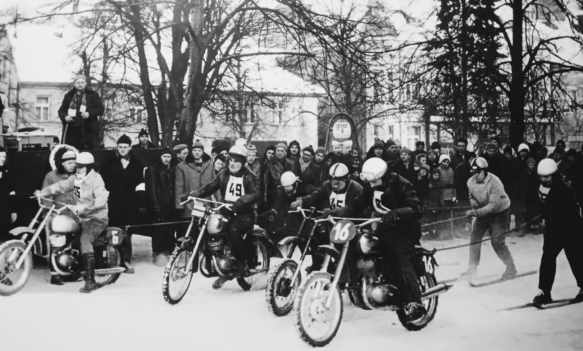 Start na semilském náměstí před bufetem Jizera 