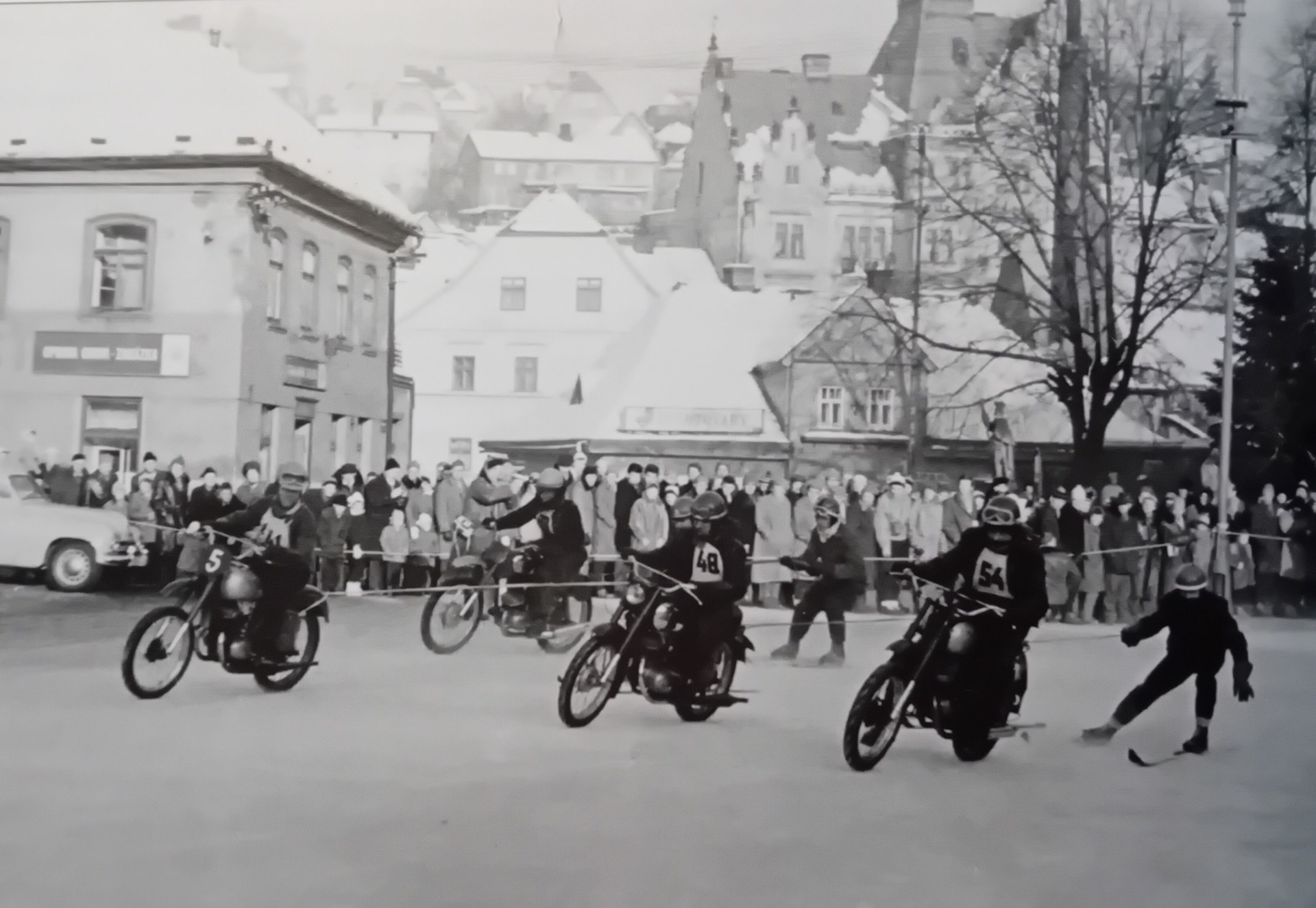 První levá před drogerií ... v pozadí už bývalý hostinec U Věnce , teď opravna obuvi Snaha ..