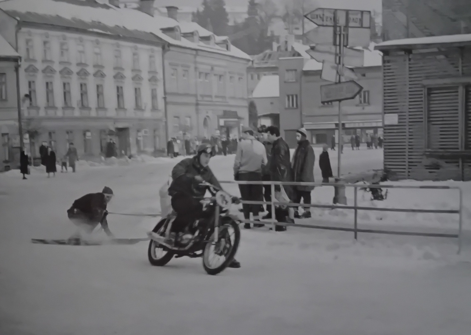 Rok 1960 - dopolední trénink - Miroslav Mandys a Vladimír Reichl ... ( v levé straně pozadí dům Josefa V. Hyblera , ještě nepoškozen " socialistickým brutalismem " ) ...