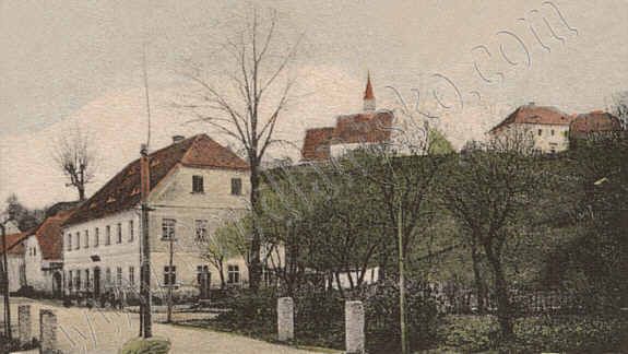 Historická pohlednice z roku 1915 zachycuje hostinec „zur Erholung“ , tedy v překladu hostinec pro zotavení či rekreaci ve Vsi a který naštěstí stojí dodnes. 🏡✨ Při procházce obcí si tak můžeme stále vychutnat stejný pohled jako naši předkové před více než sto lety (zdroj: Obec Černousy)